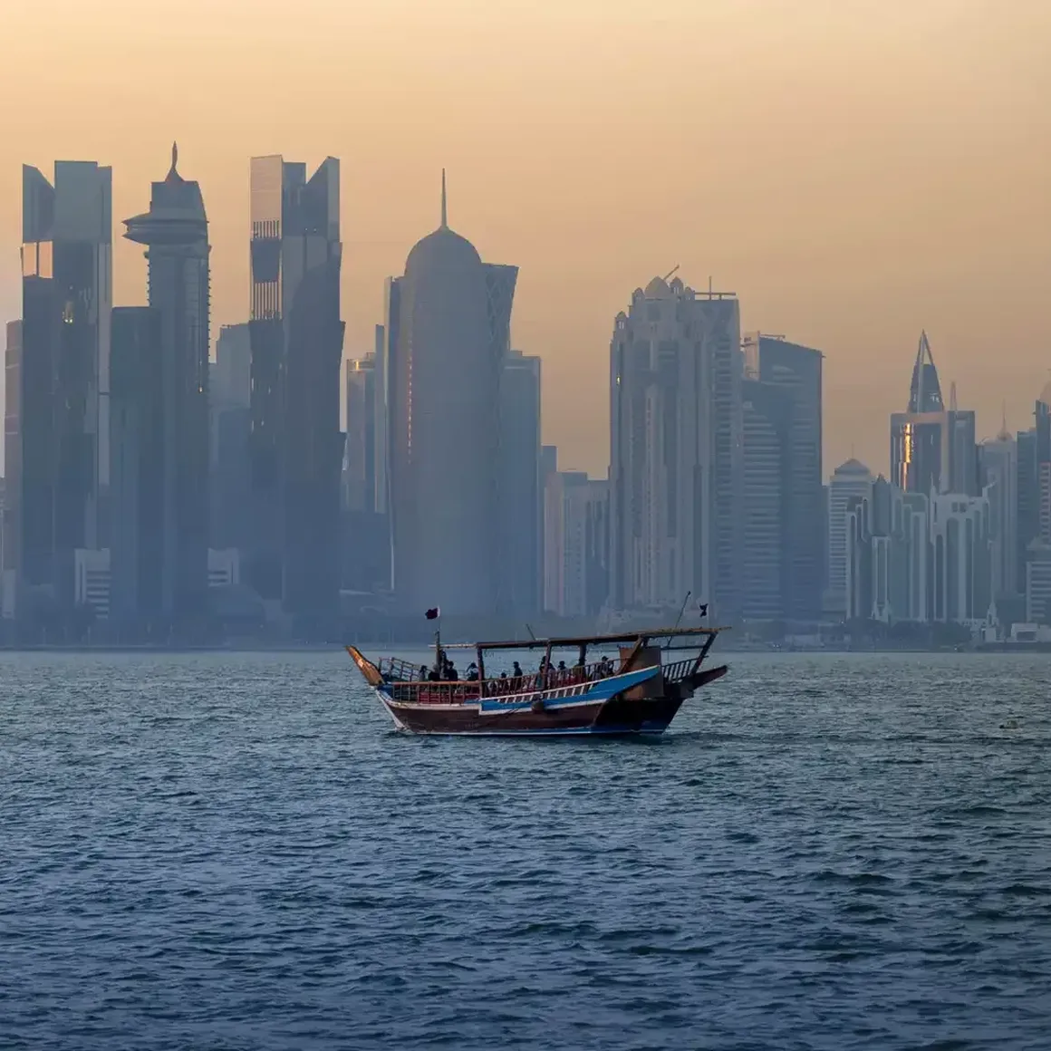 Doha, Katar, Skyline, Meer und Boote