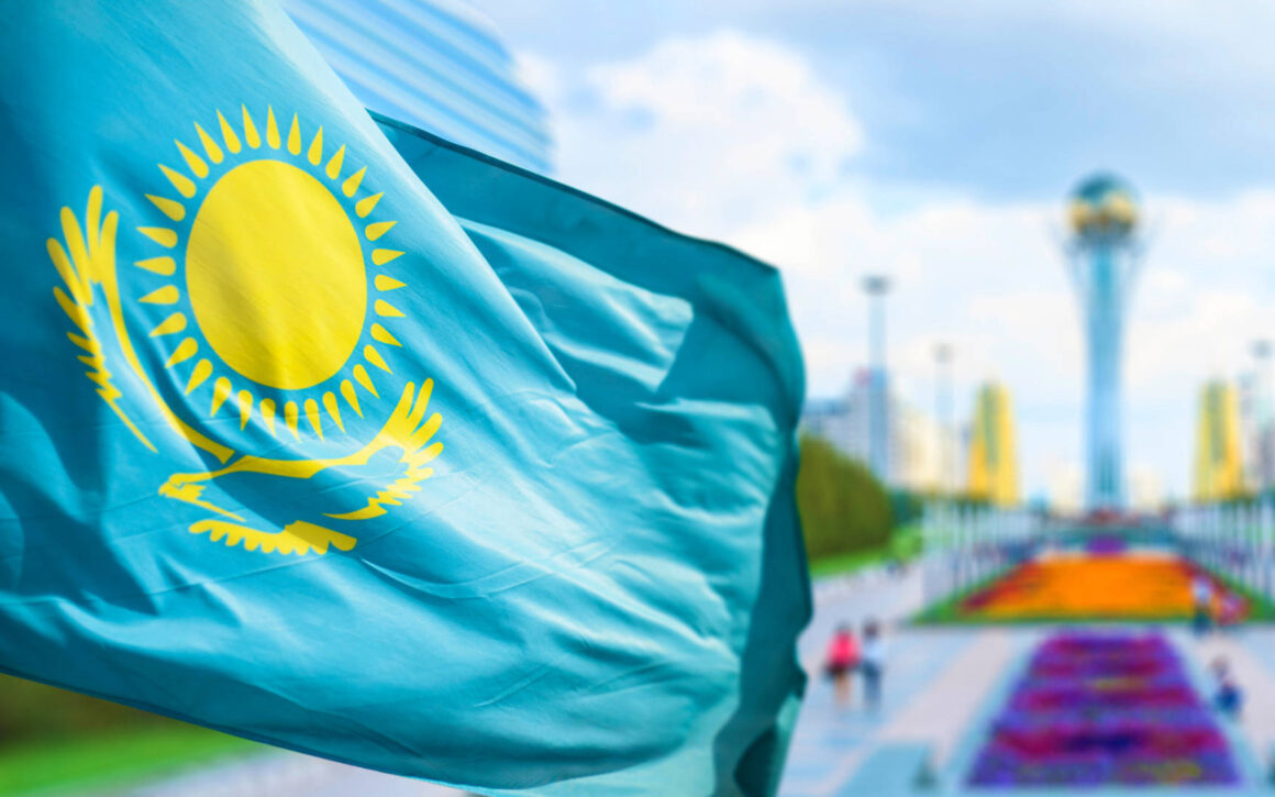 Blick auf eine Sehenswürdigkeit in Kasachstan mit Flagge