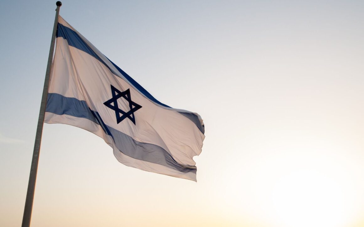 Eine abgenutze Israelflagge am Horizont