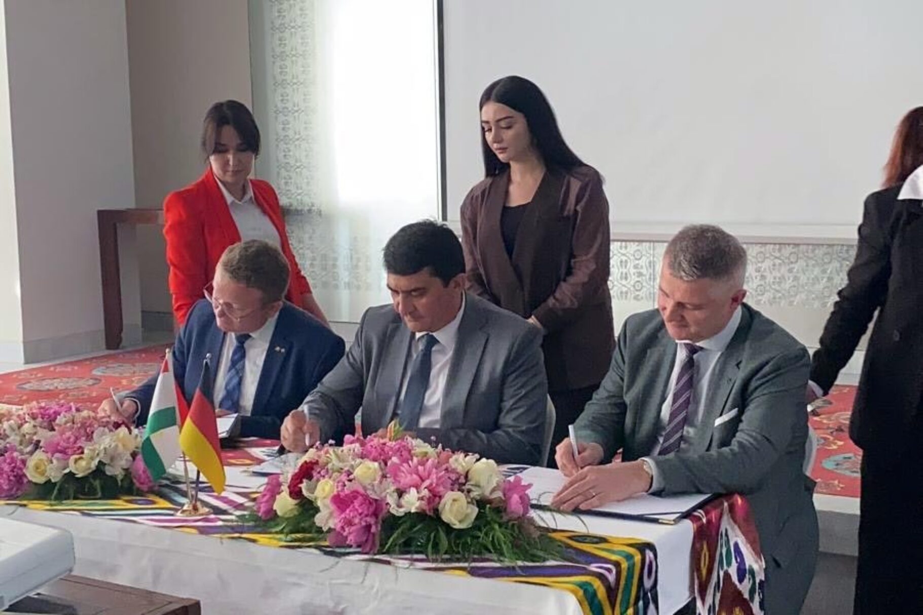 Delegationsreise Tadschikistan 2025: Unterzeichnung