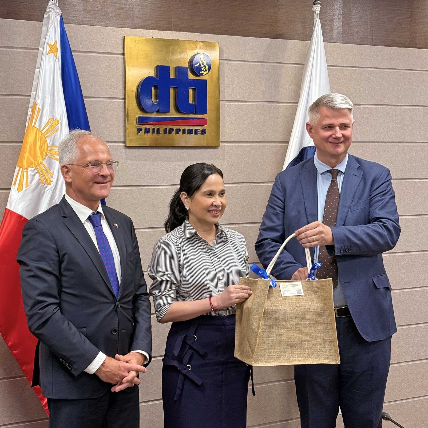 Delegationsreise Philippinen 2025: S.E. Dr. Andreas Pfaffernoschke (Botschafter der Bundesrepublik Deutschland), I.E. Christina Aldeguer-Roque (Wirtschaftsministerin der Philippinen), Andreas Jahn (BVMW-Bundesgeschäftsleiter internationale Politik und Außenwirtschaft)