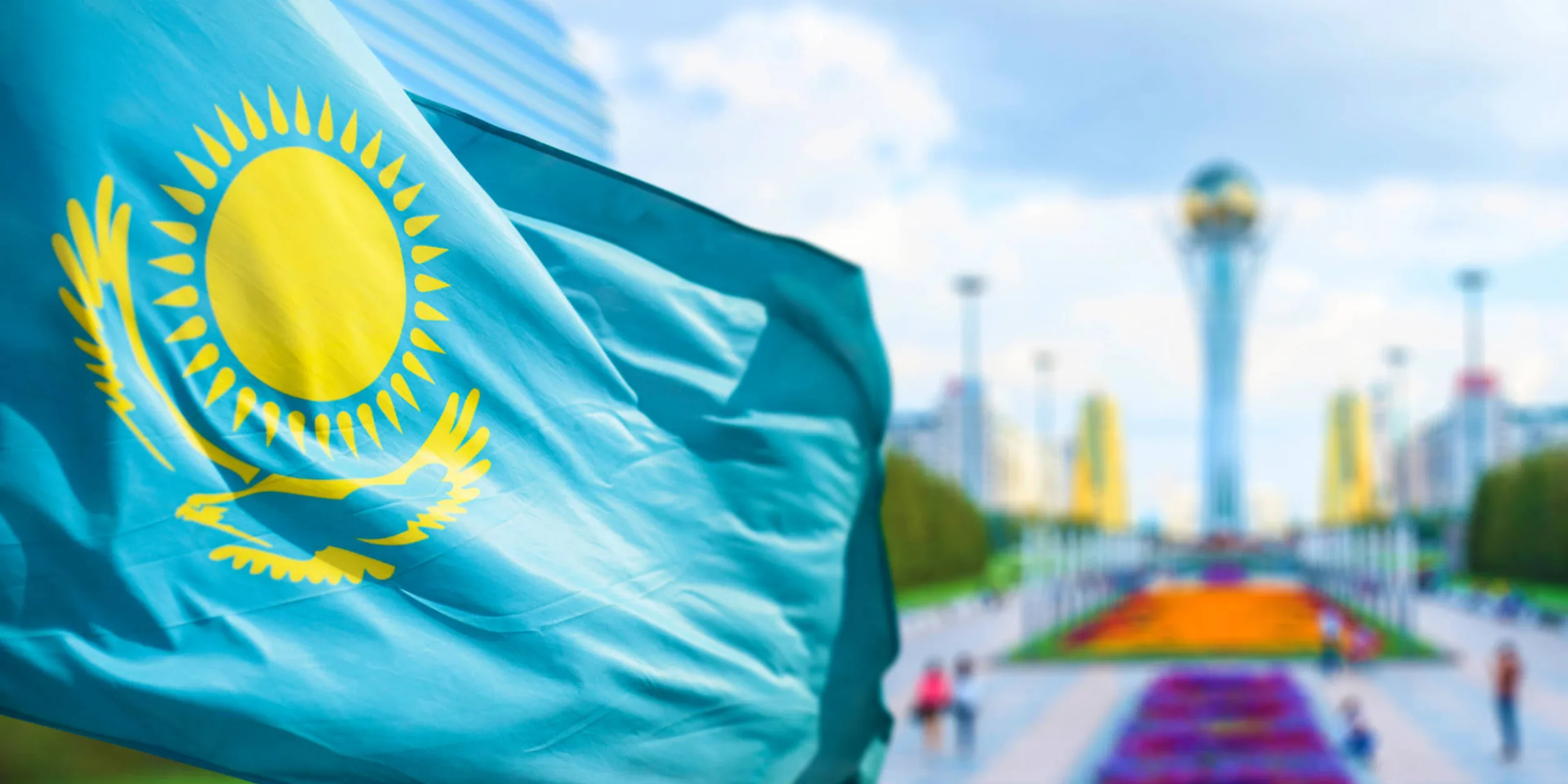 Blick auf eine Sehenswürdigkeit in Kasachstan mit Flagge