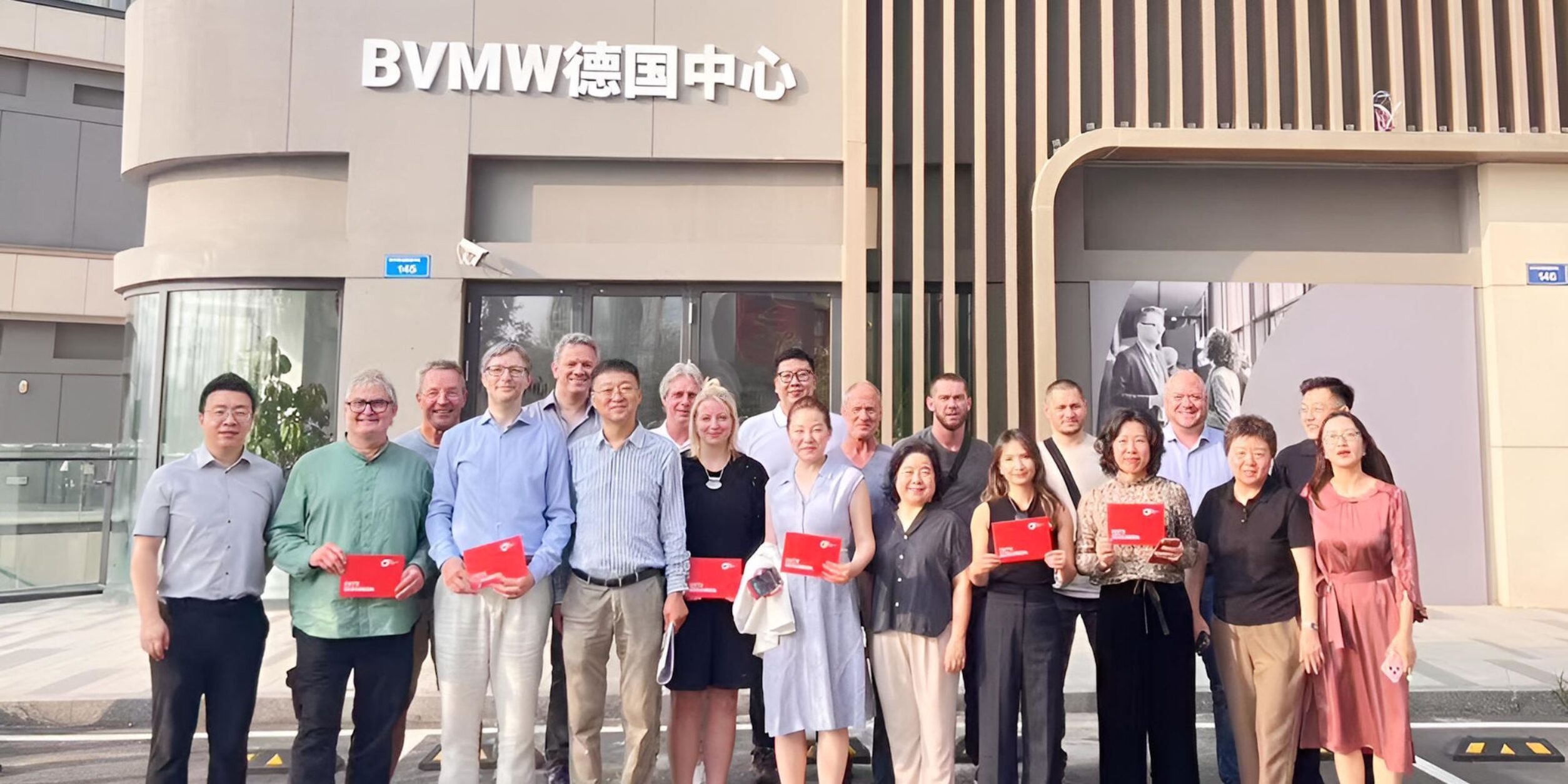 BVMW-Mitarbeitende vor dem Deutschzentrum Shenyang