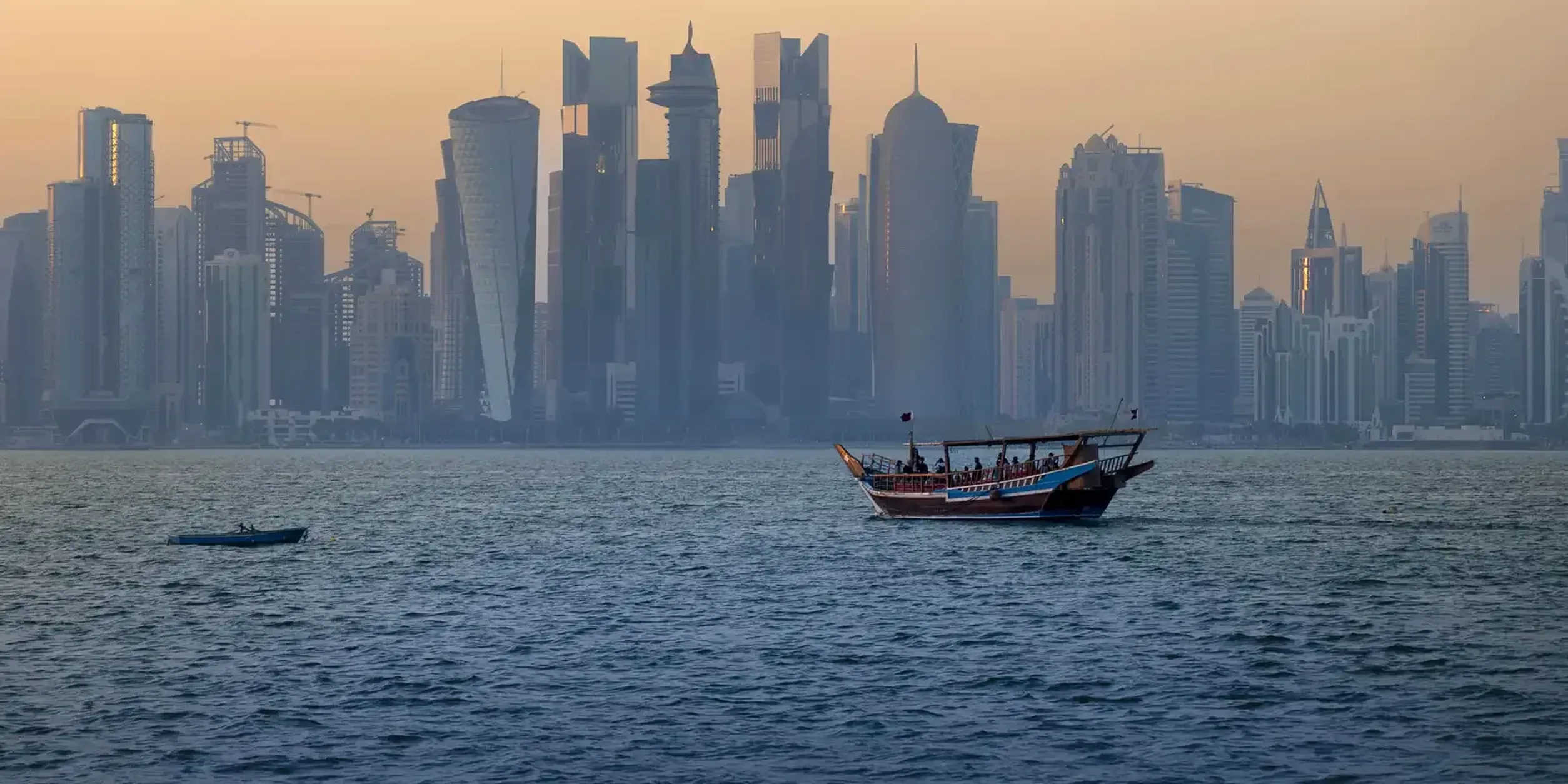 Doha, Katar, Skyline, Meer und Boote