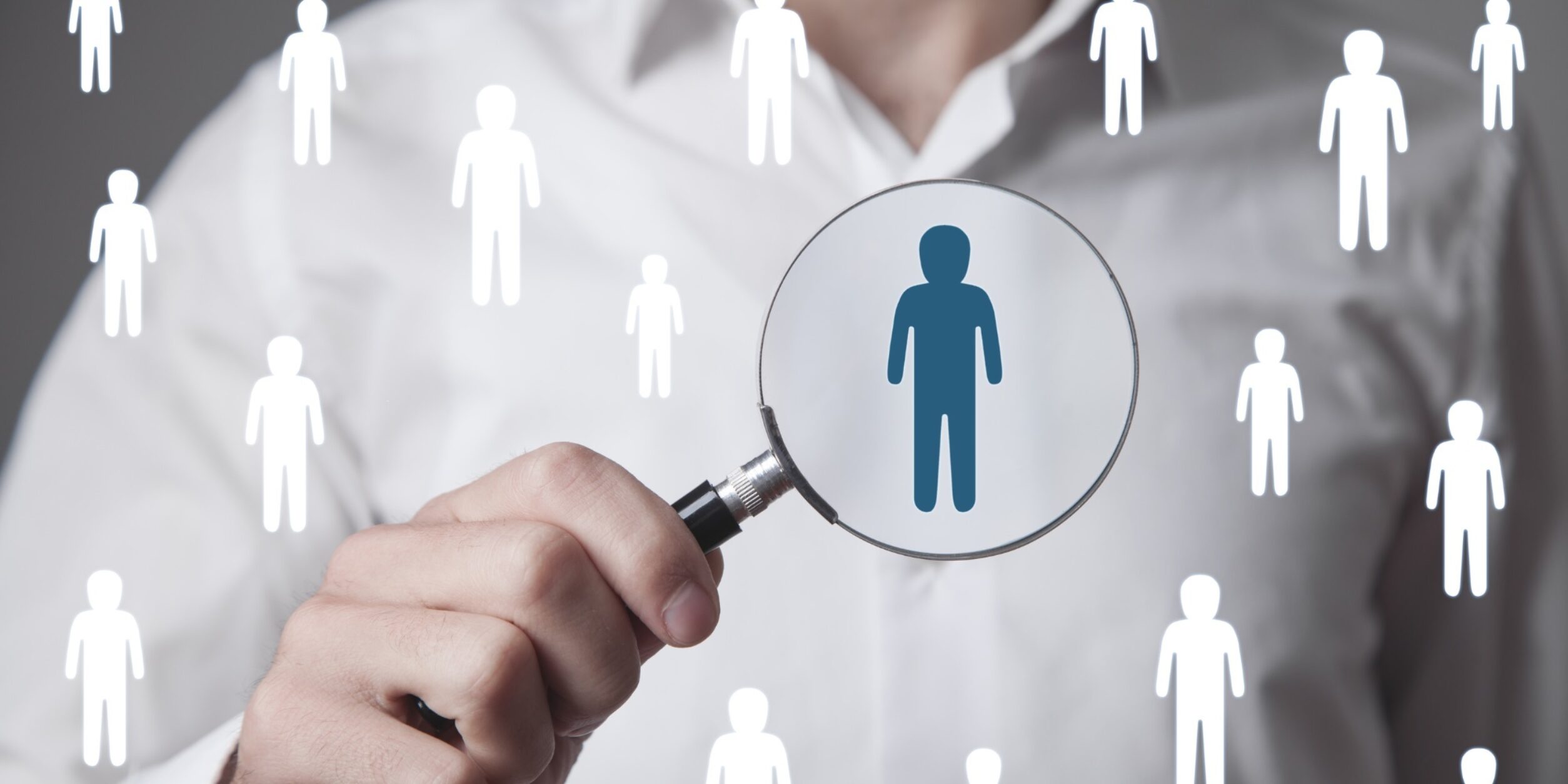 Virtuelle Icons von Menschen werden unter die Lupe genommen