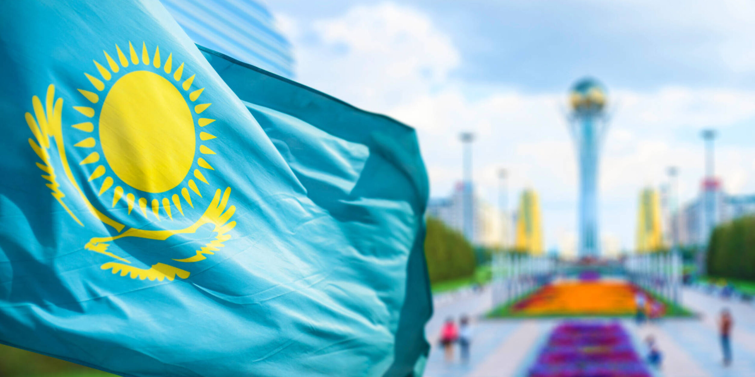 Blick auf eine Sehenswürdigkeit in Kasachstan mit Flagge