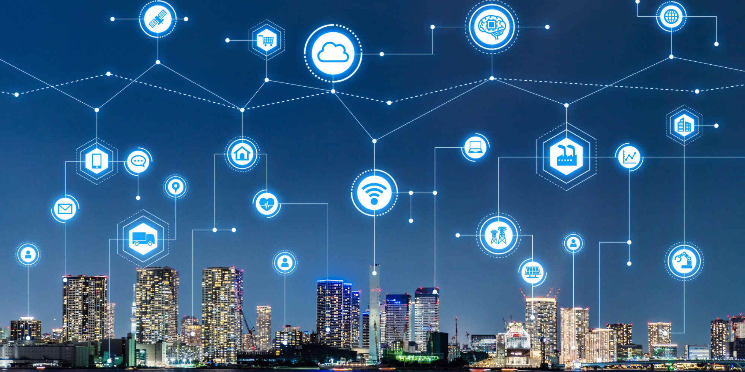 Virtuelle Smart City Icons über einer Stadt