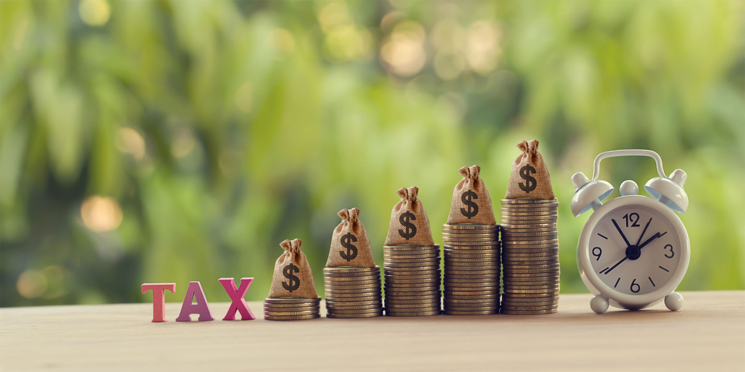 Tax, Münzstapel, Dollarsäckchen & Wecker