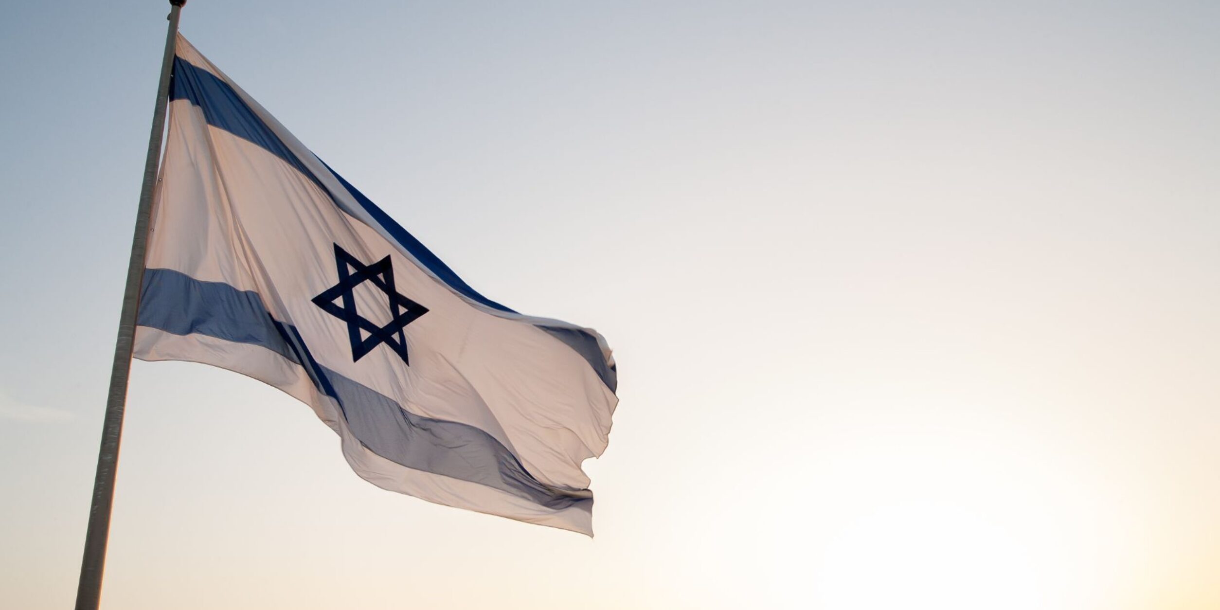 Eine abgenutze Israelflagge am Horizont