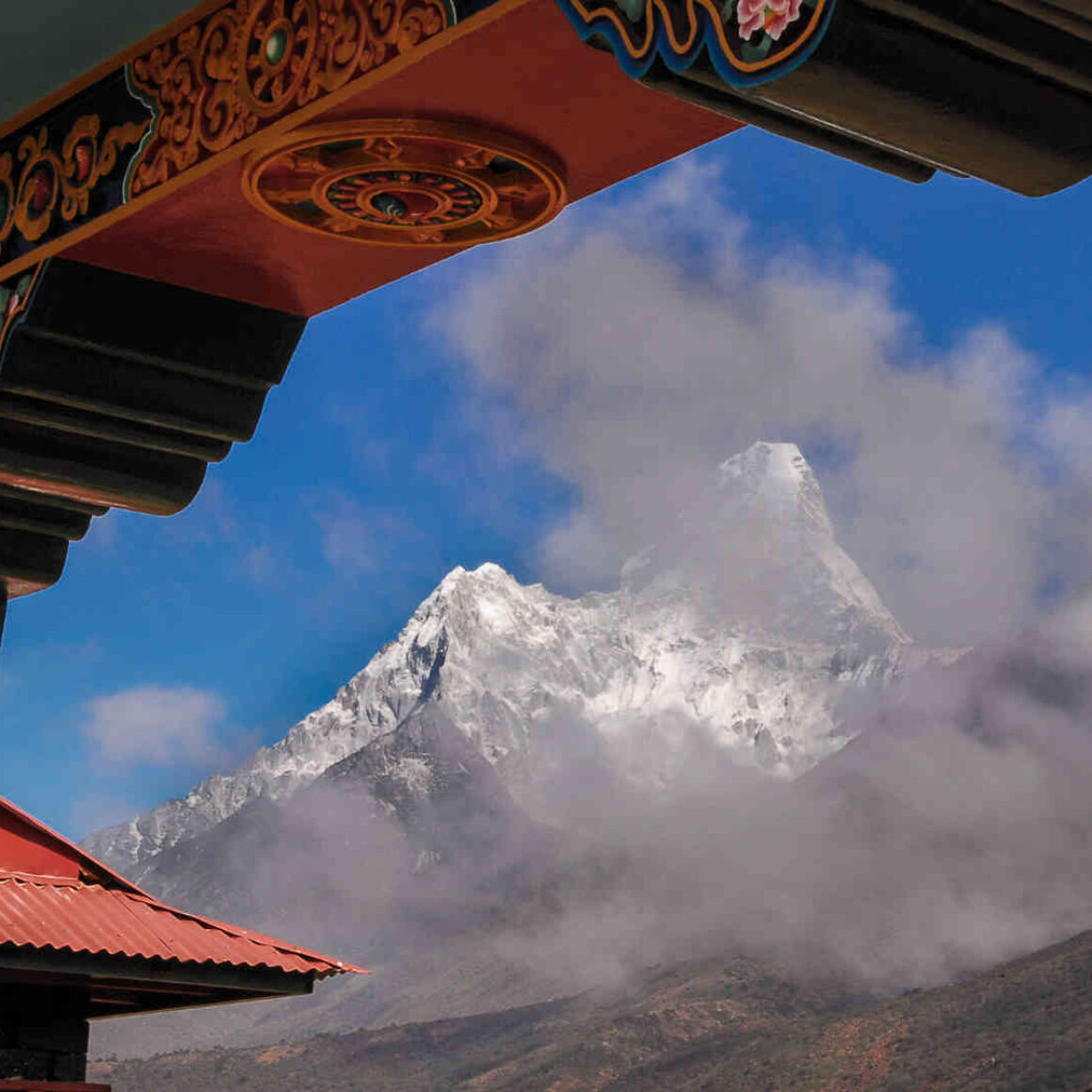 Blick auf ein Gebirge durch ein nepalesisches Tor