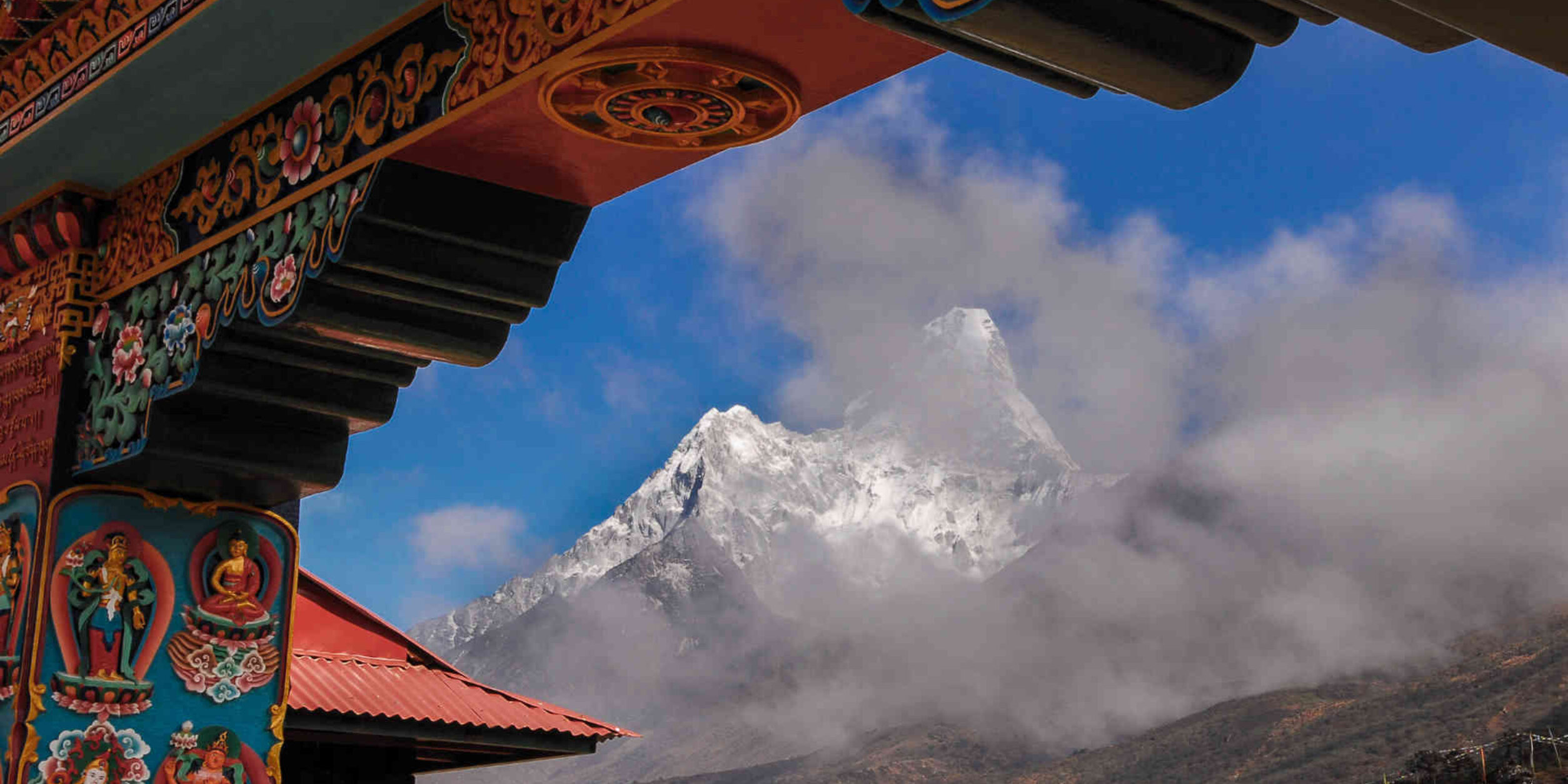 Blick auf ein Gebirge durch ein nepalesisches Tor