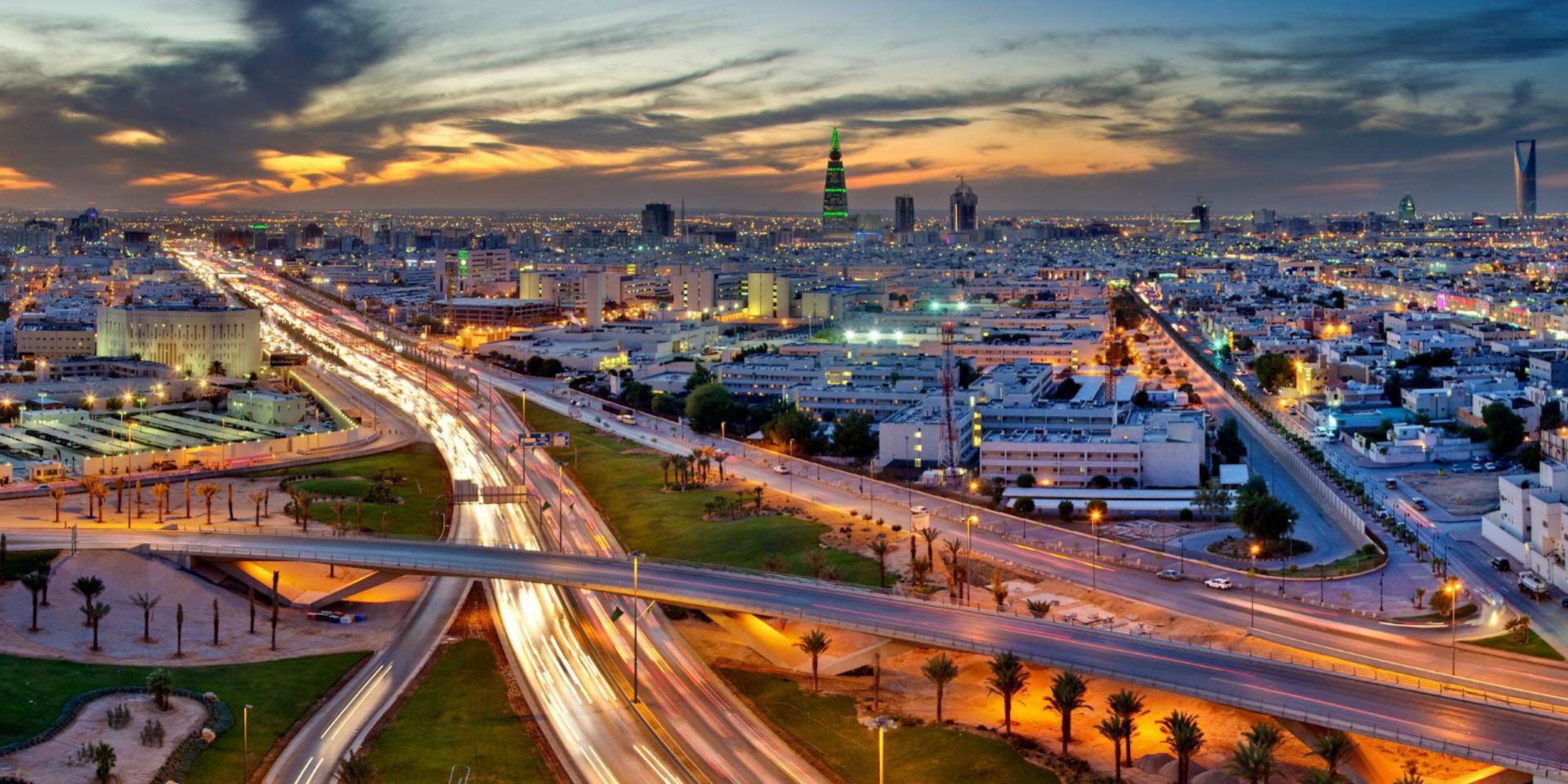 Stadtbild in der Dämmerung