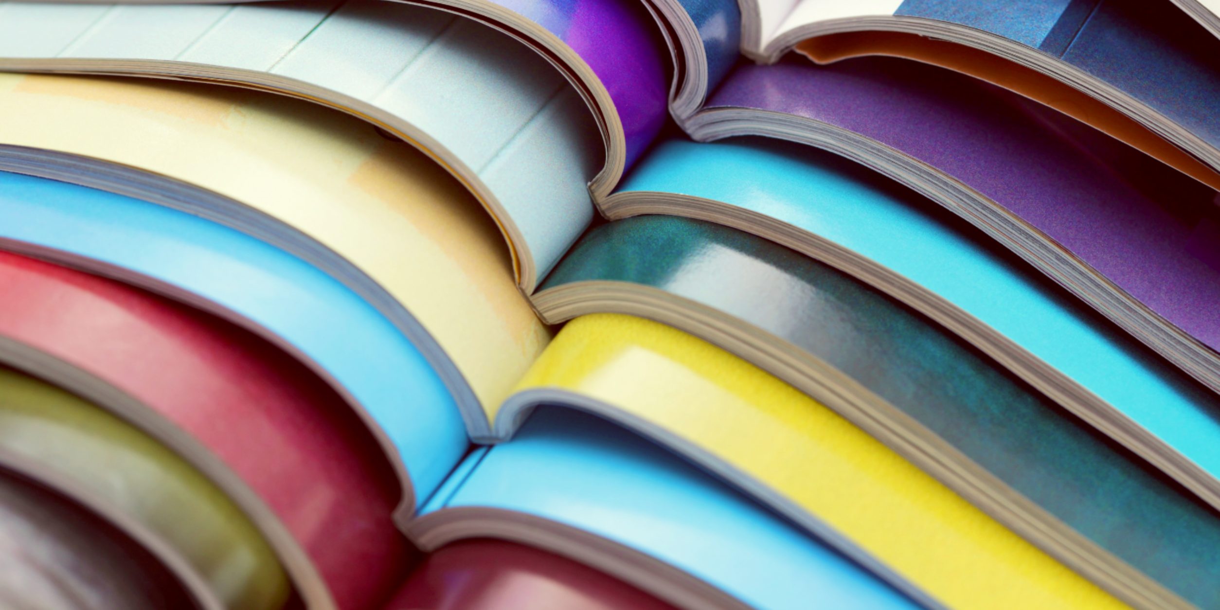 aufgeschlagene bunte Heftseiten