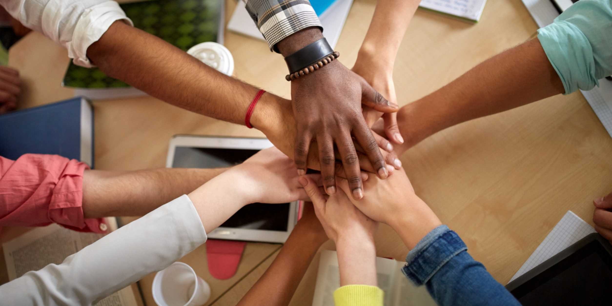 viele Hände übereinander bilden einen Stern