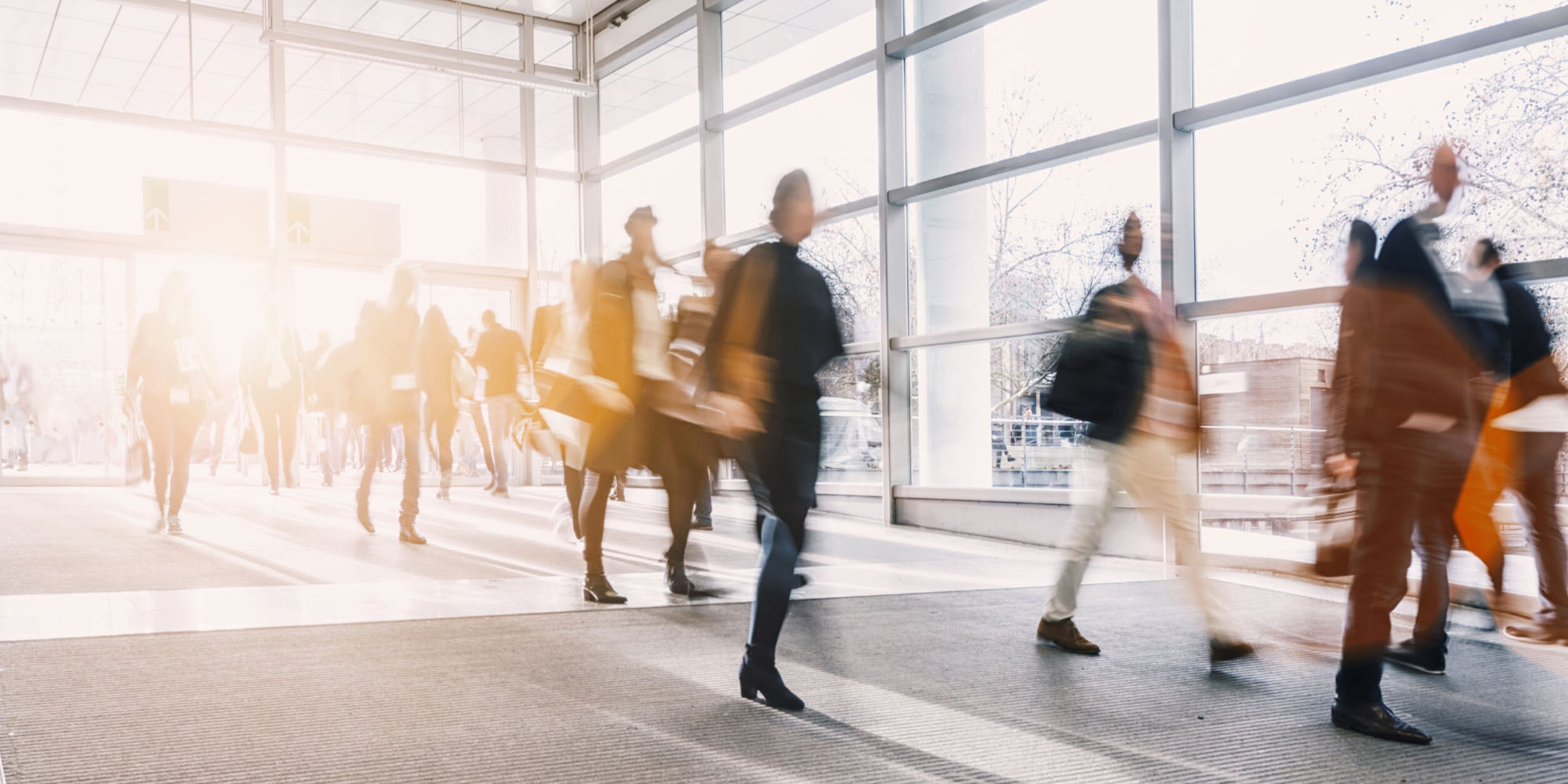 Menschen laufen durch ein Foyer