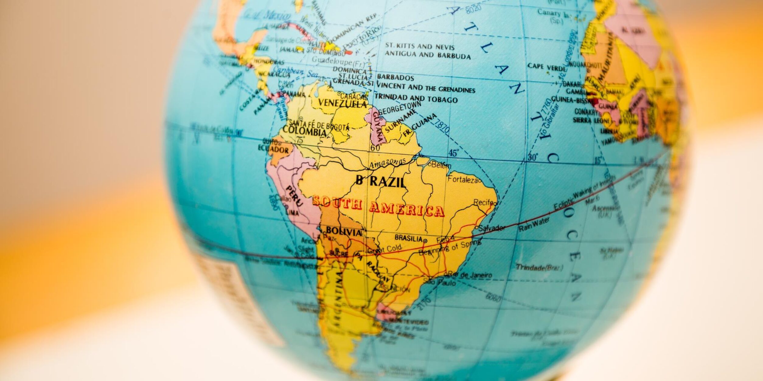 Ein Globus mit dem Fokus auf Südamerika
