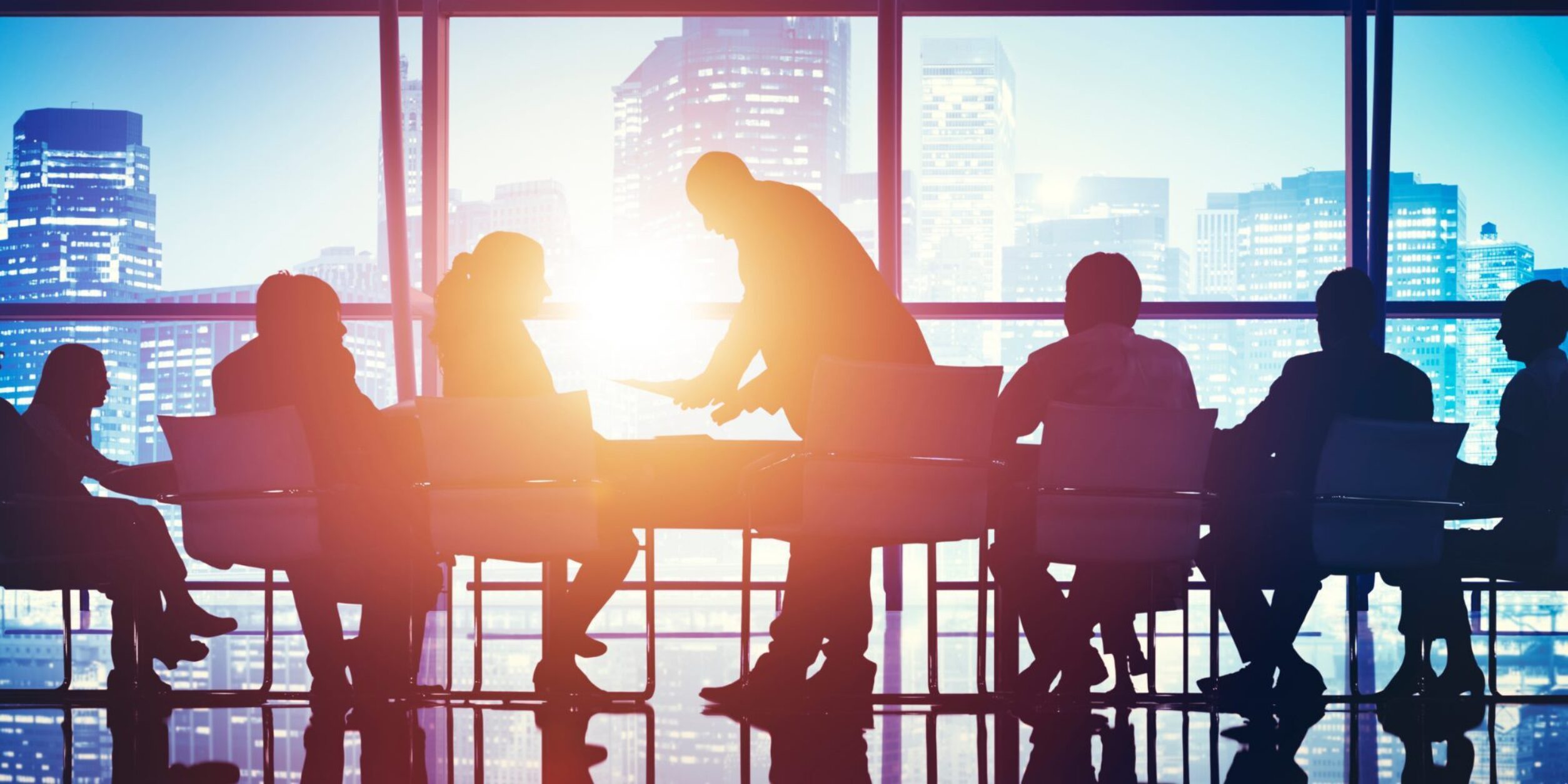 Umrissse von Menschen in einem gläsernen Büro