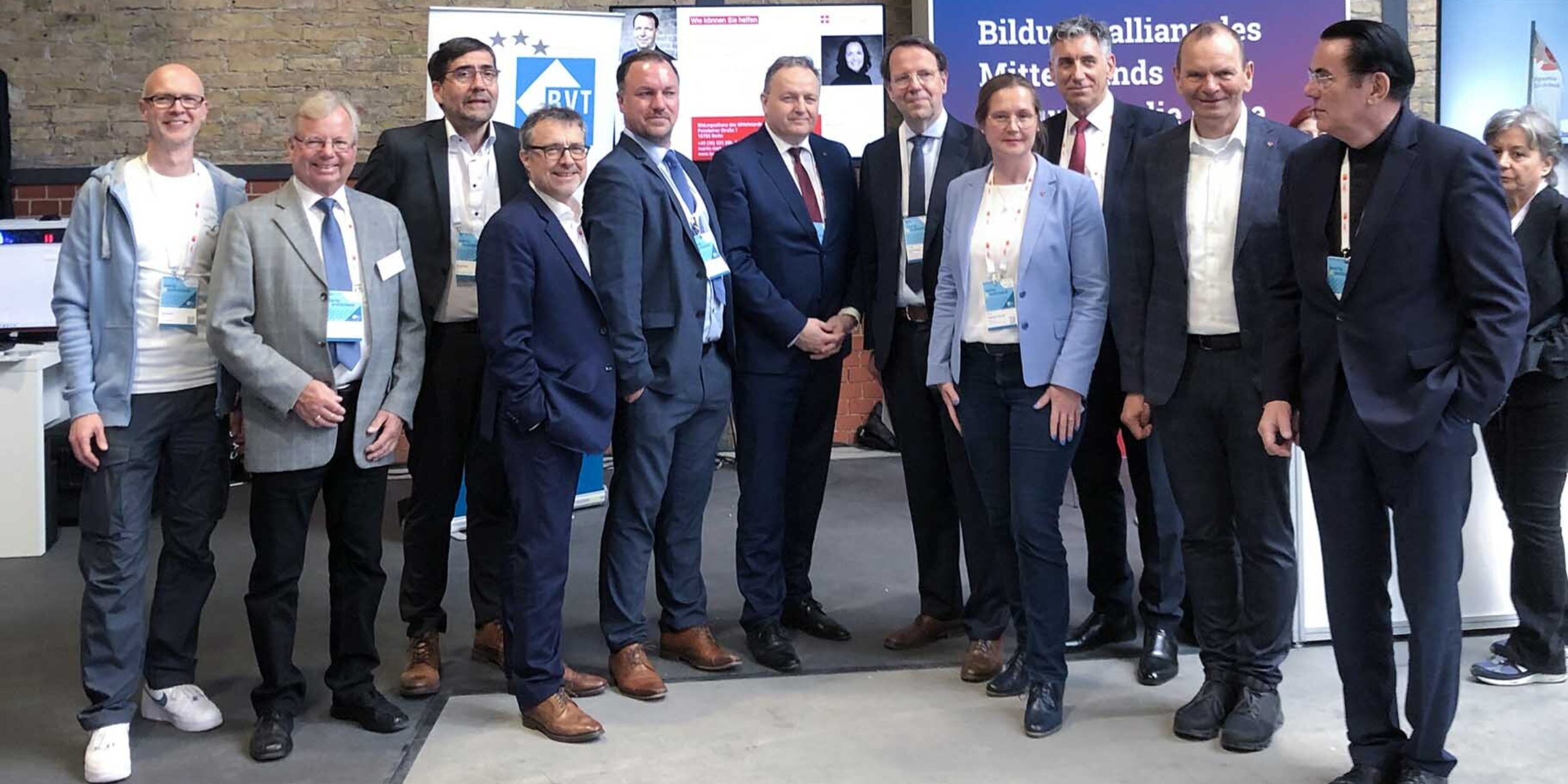 Gruppenbild der Bildungsmeile auf dem Zukunftstag Mittelstand 2025