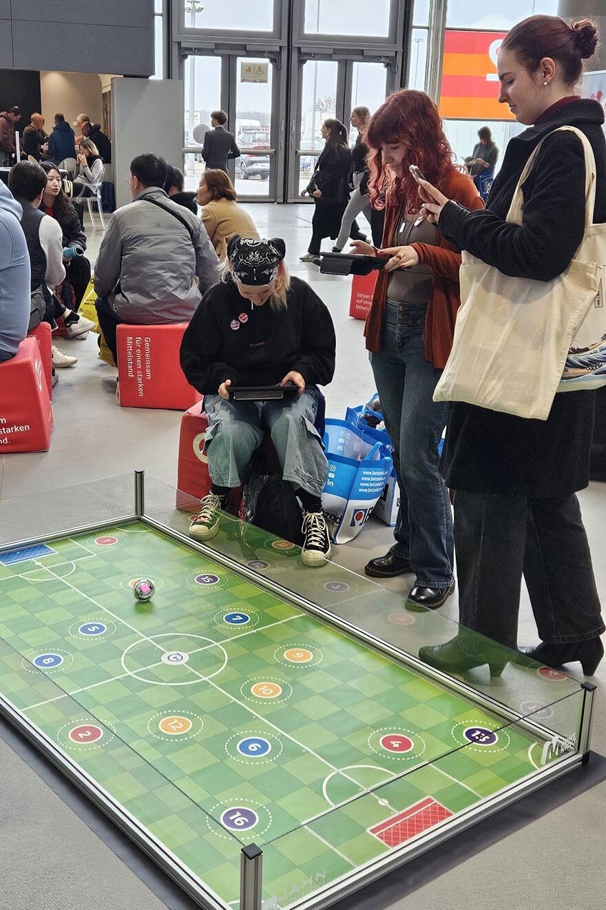 Jugendliche MintKickt Didacta 2025