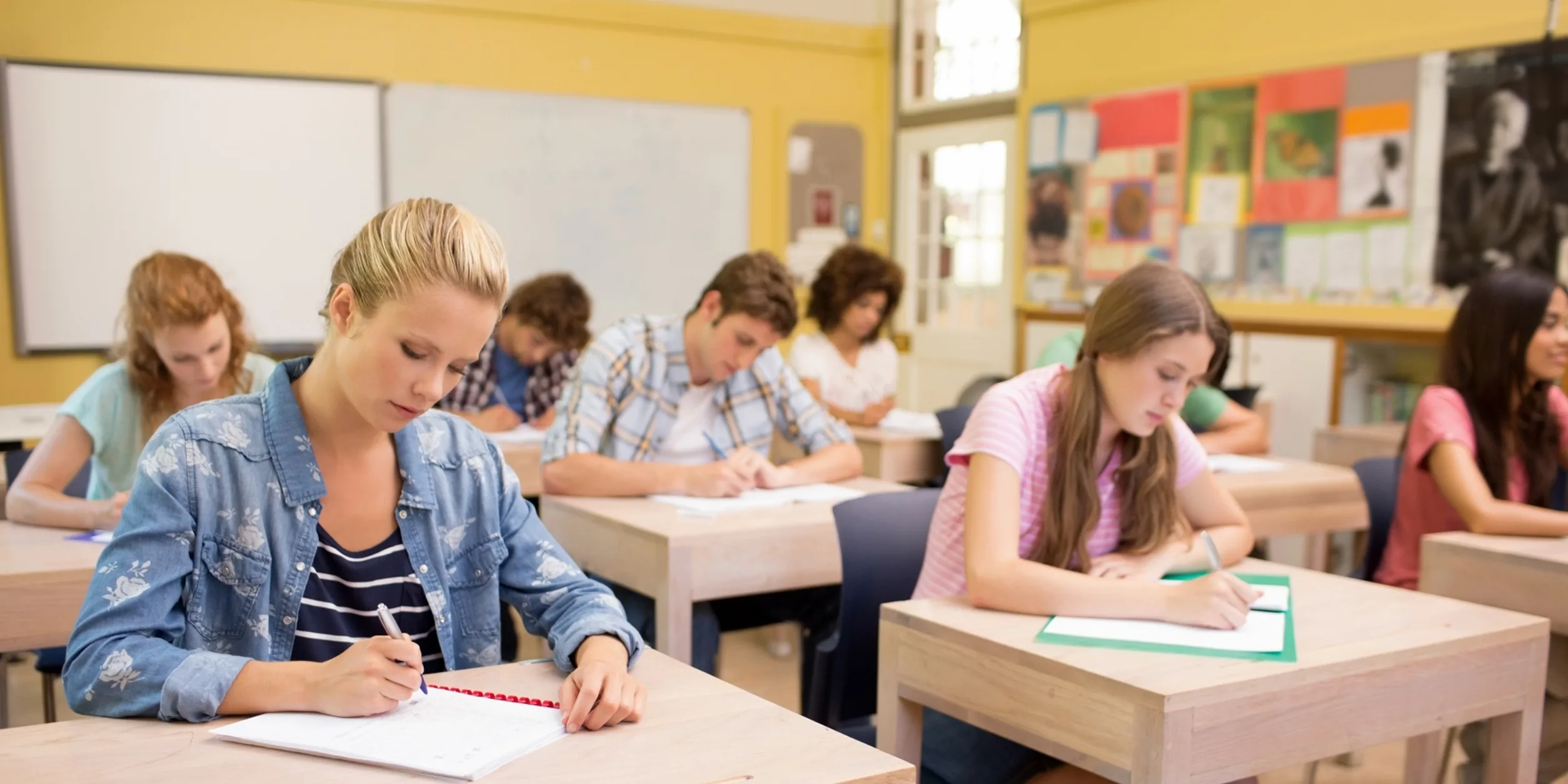 Klassenzimmer 1920x1153 i Stock 487327511