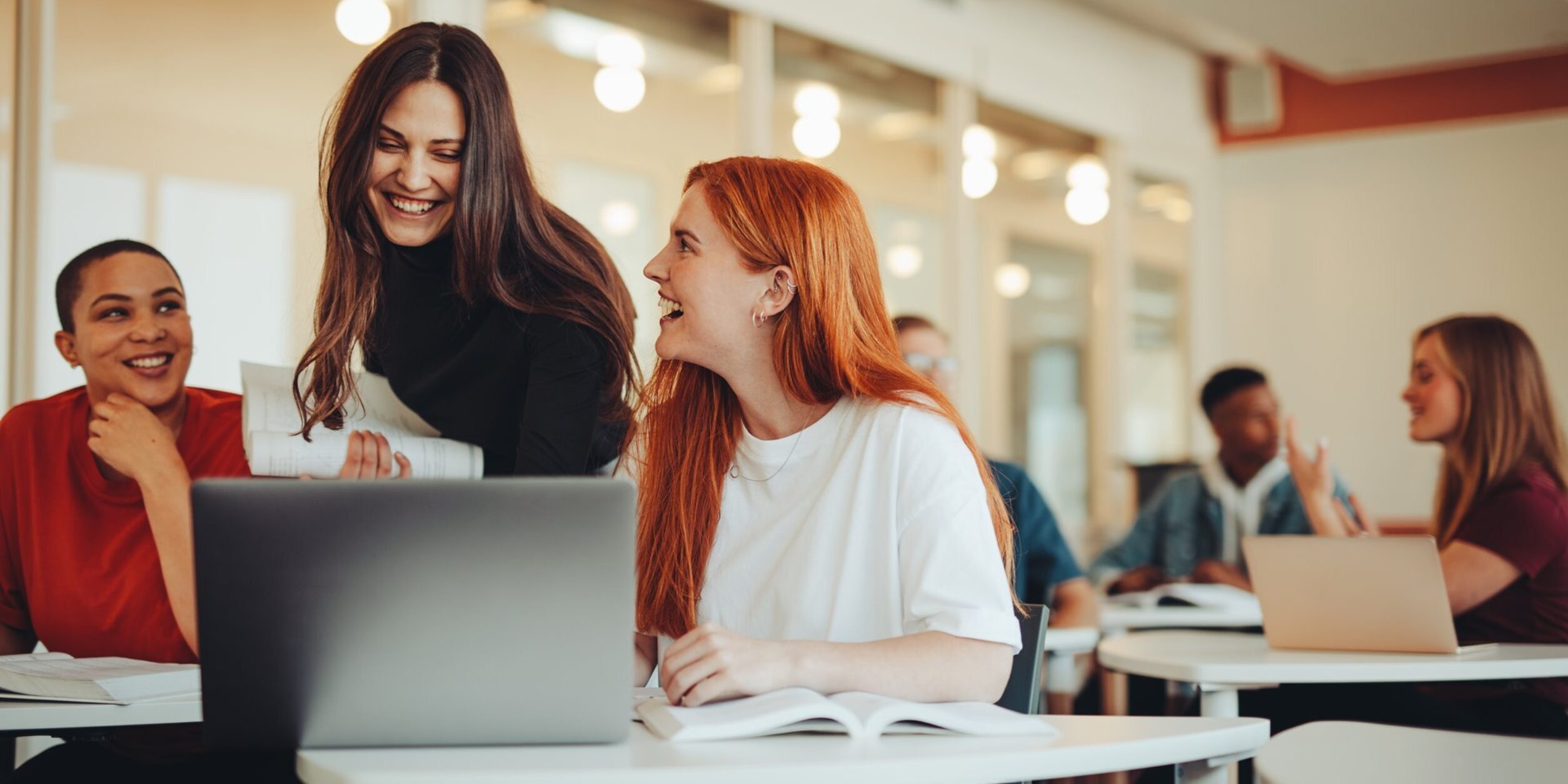 Drei Personen blicken auf einen Bildschirm.