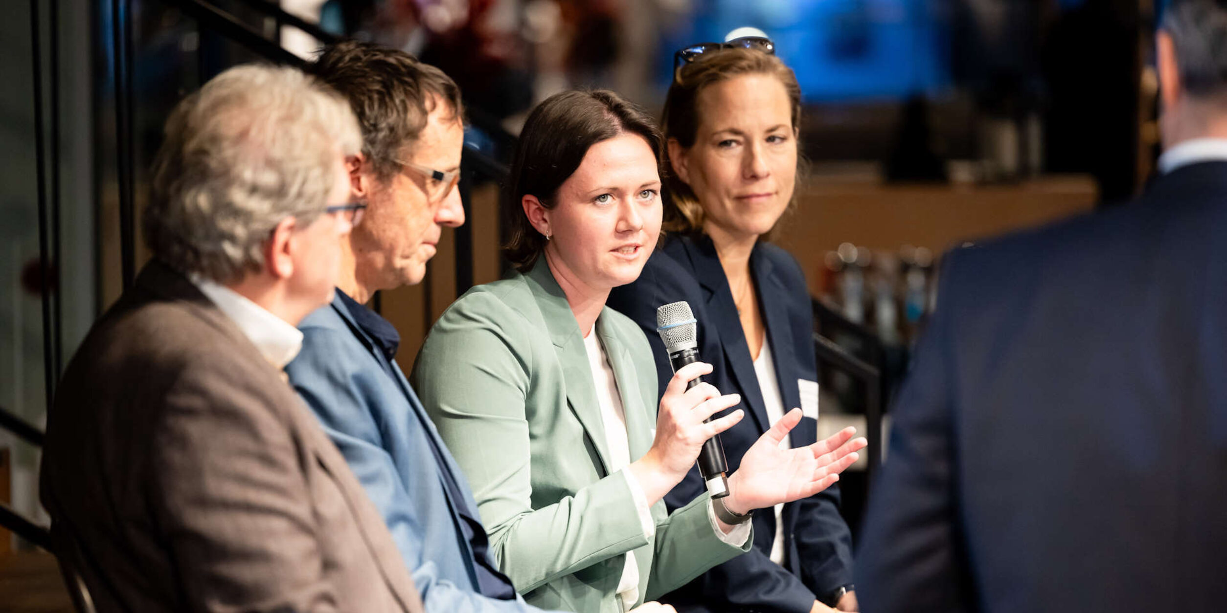 Panelteilnehmer in der Diskussion, darunter BVMW-Referentin Marie-Theres Husken