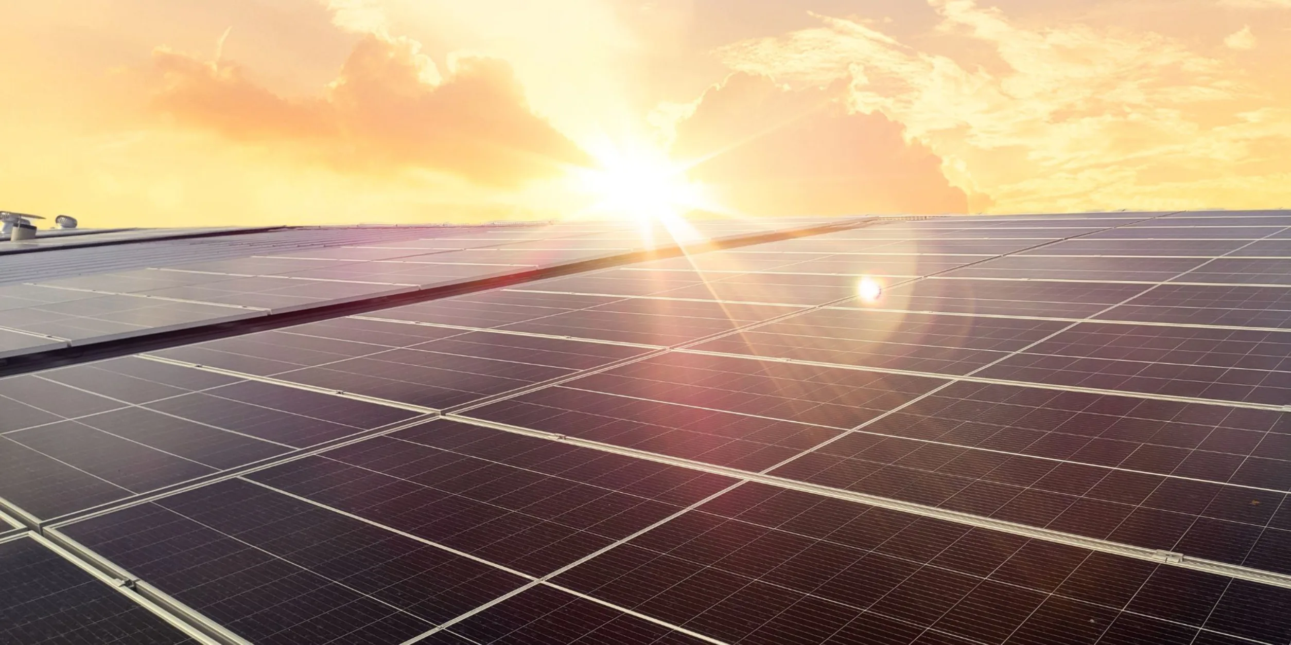 Solarpaneele auf einem Dach im Sonnenuntergang