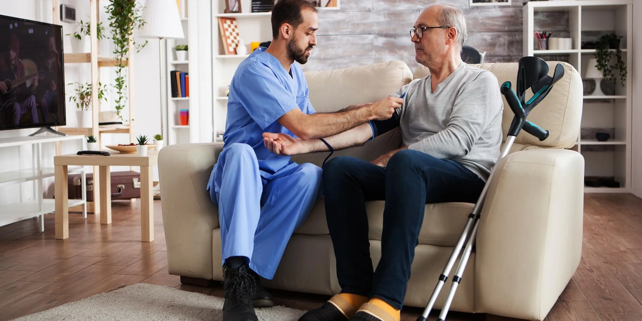 Krankenpfleger und Senior