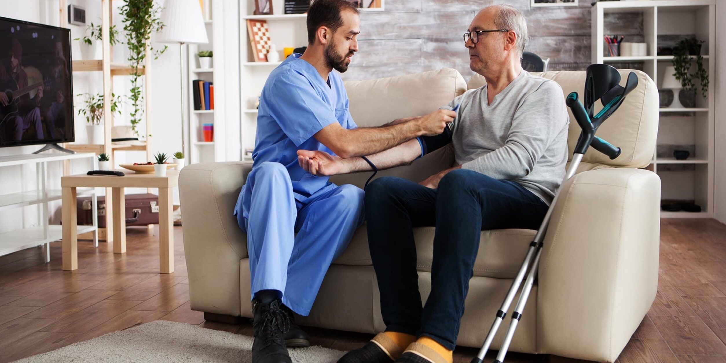 Krankenpfleger und Senior