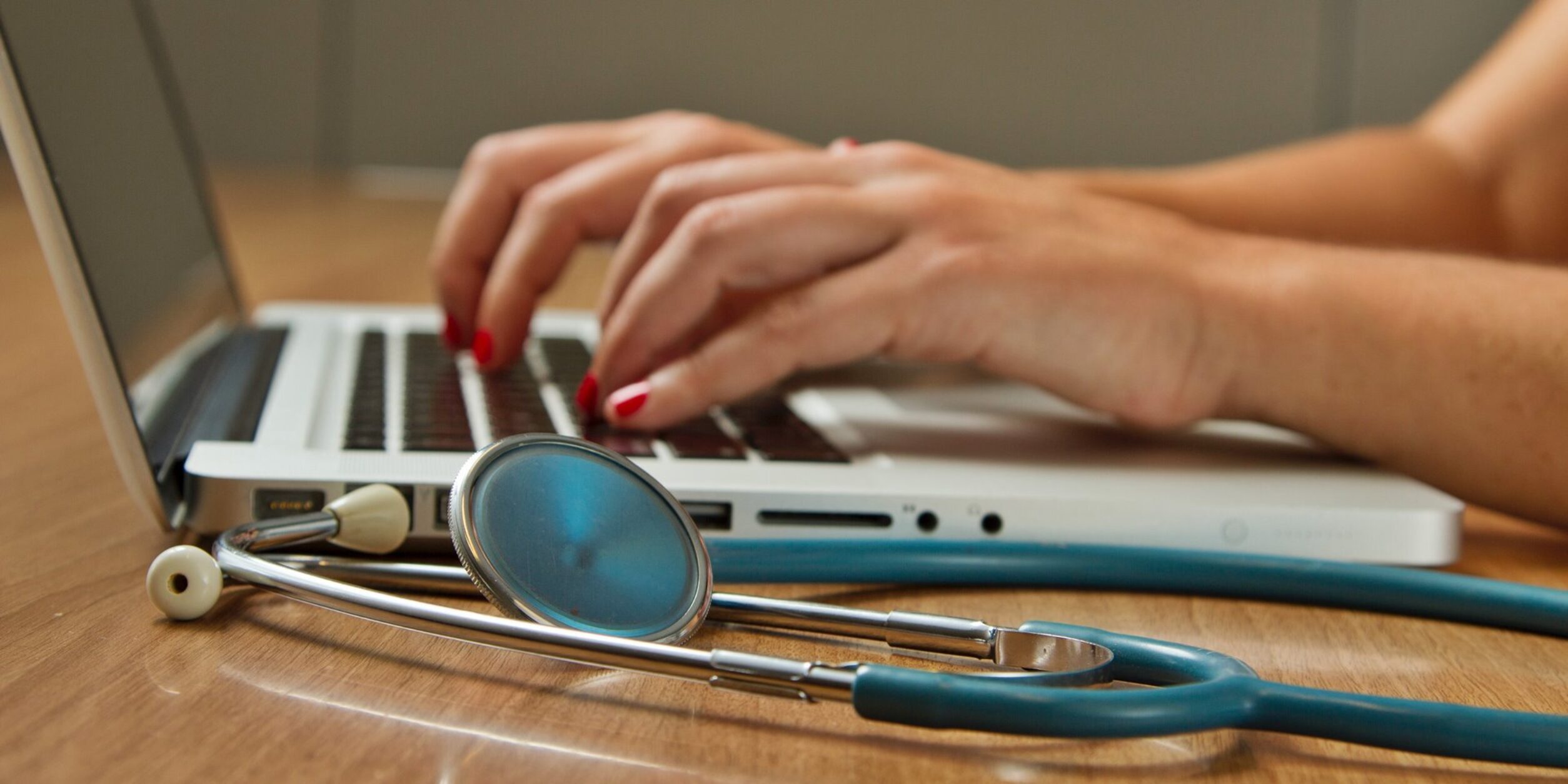 Arzt Stetoskop Haende Notebook 1920x960 National Cancer Institute Unsplash