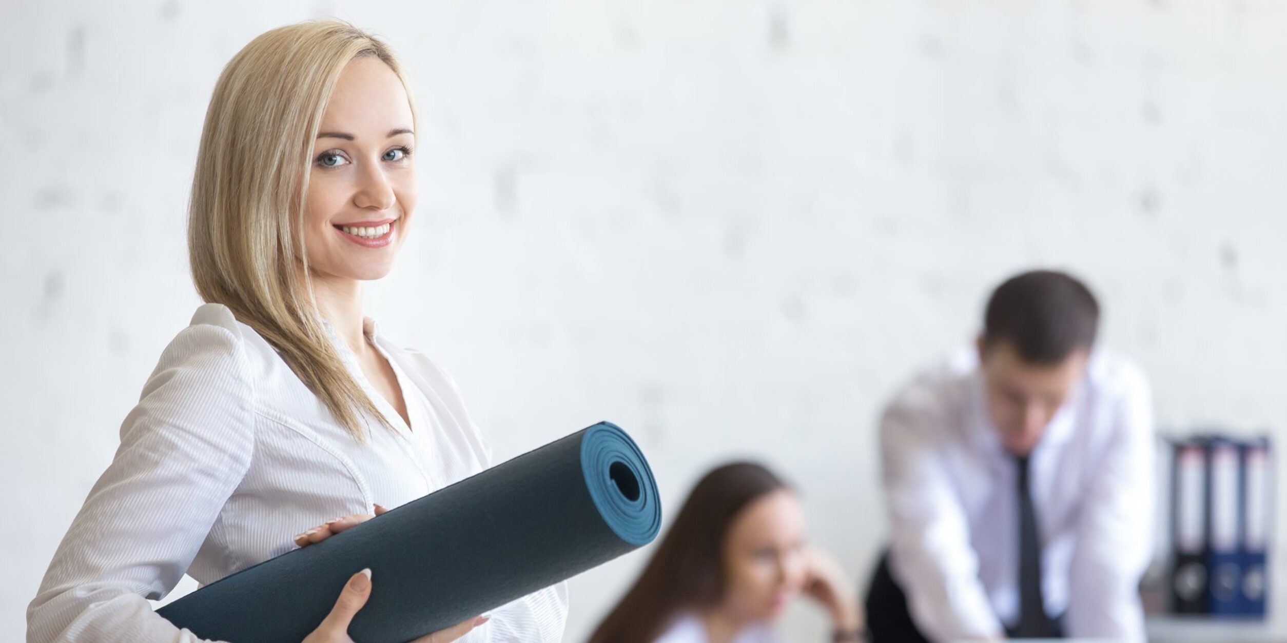 Person mit Yogamatte Büro 1920x1080 Adobe Stock 124781167