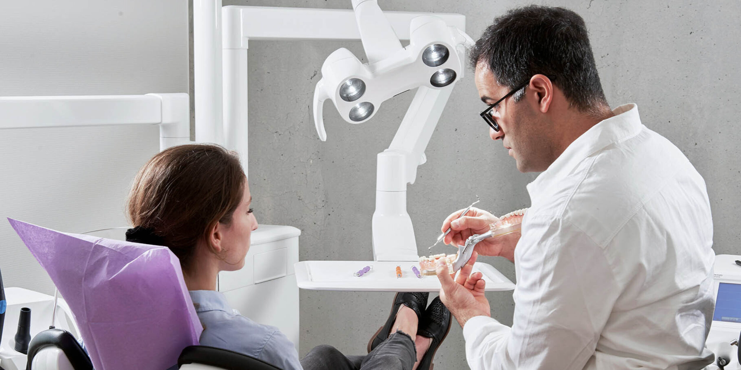 Zahnarzt und Patientin