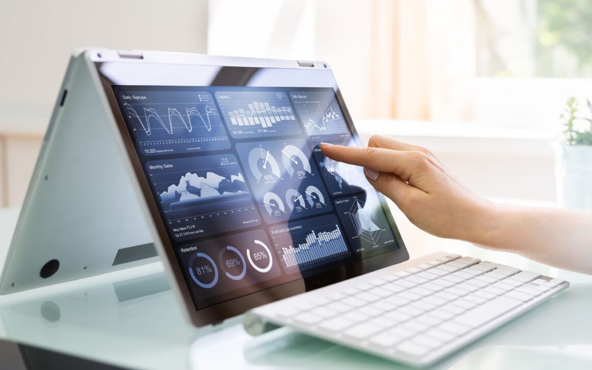 Eine Person blickt auf eine digitale Analyseauswertungen auf einem Tablet