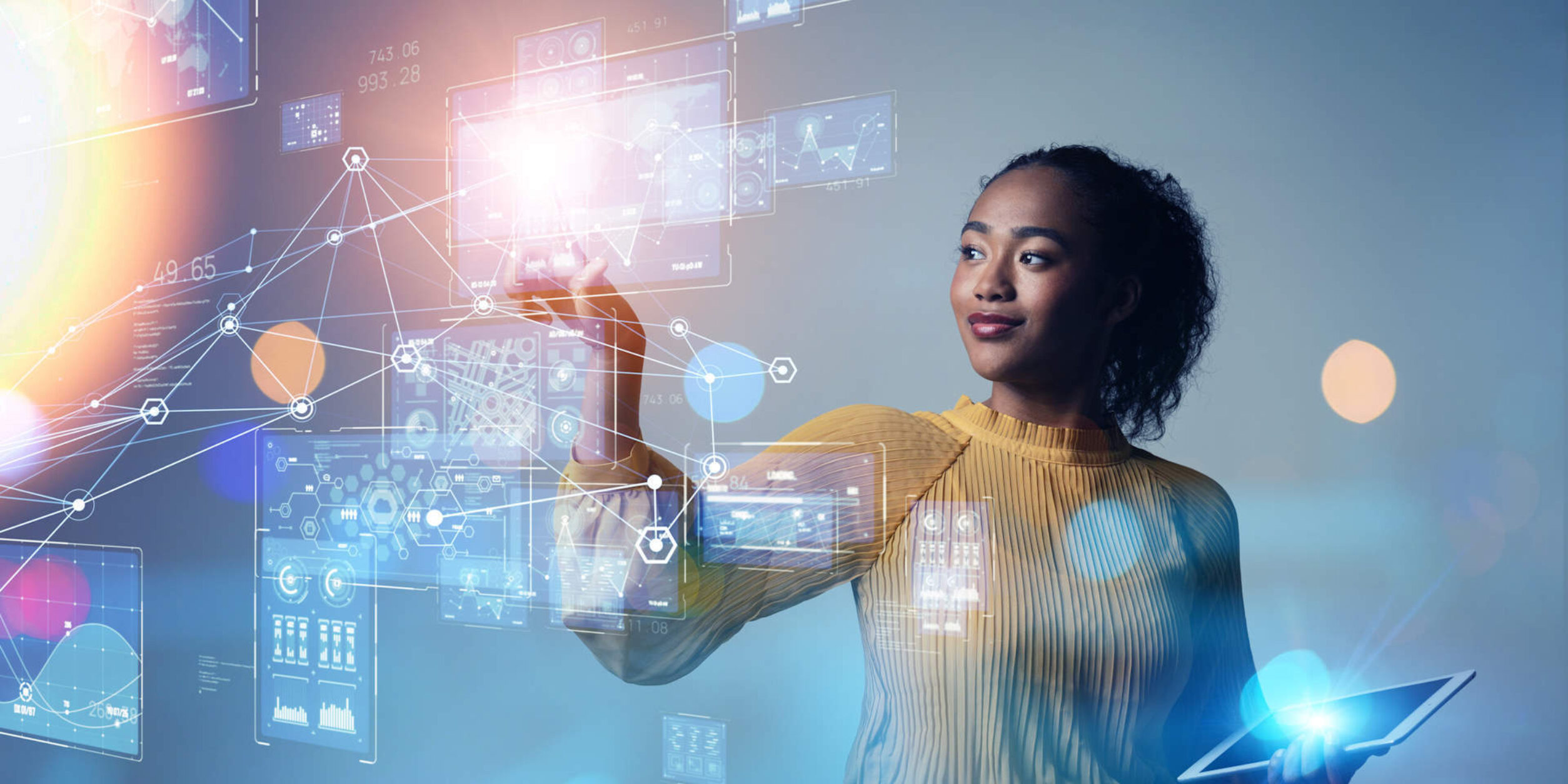 Eine Frau tippt virtuell erzeugte Bildschirmoberflächen an