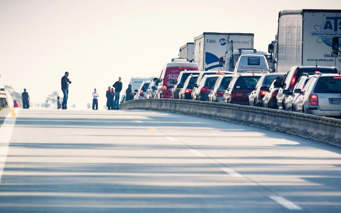 Blick auf eine Autobahn, mit Stau durch eine Baustelle