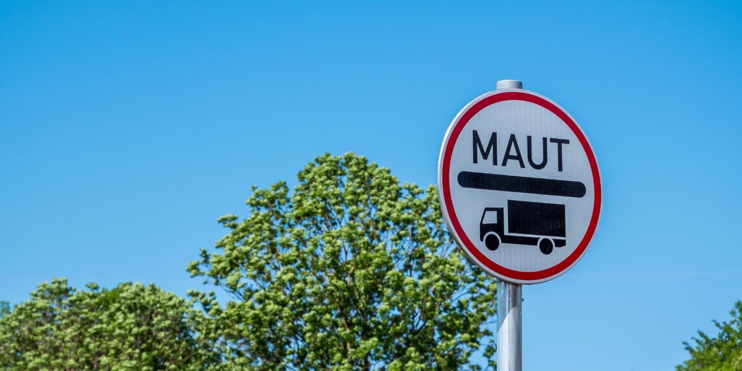 Ein LKW-Mautschild