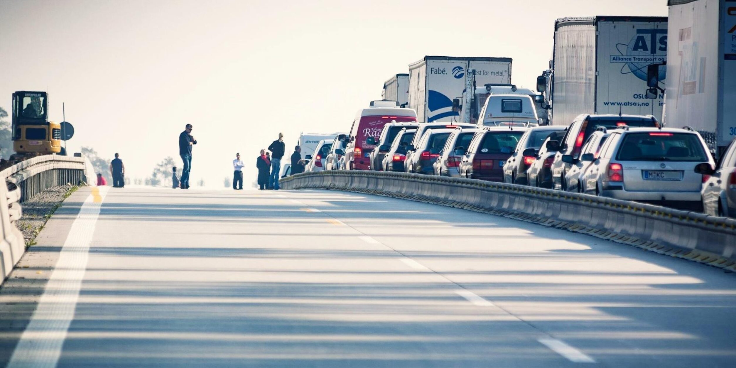 Blick auf eine Autobahn, mit Stau durch eine Baustelle
