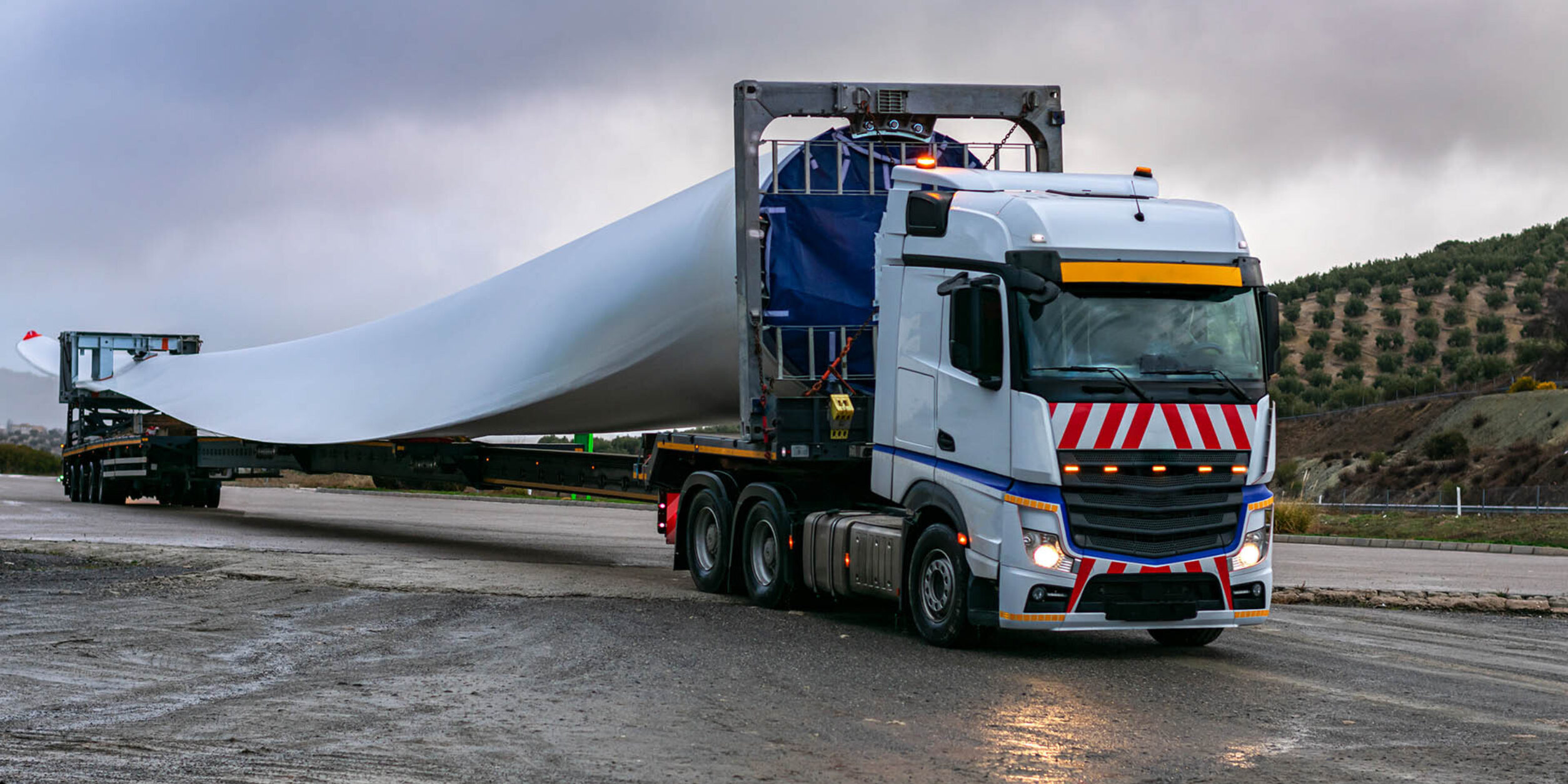 Schwerlasttransport Rotorblatt LKW