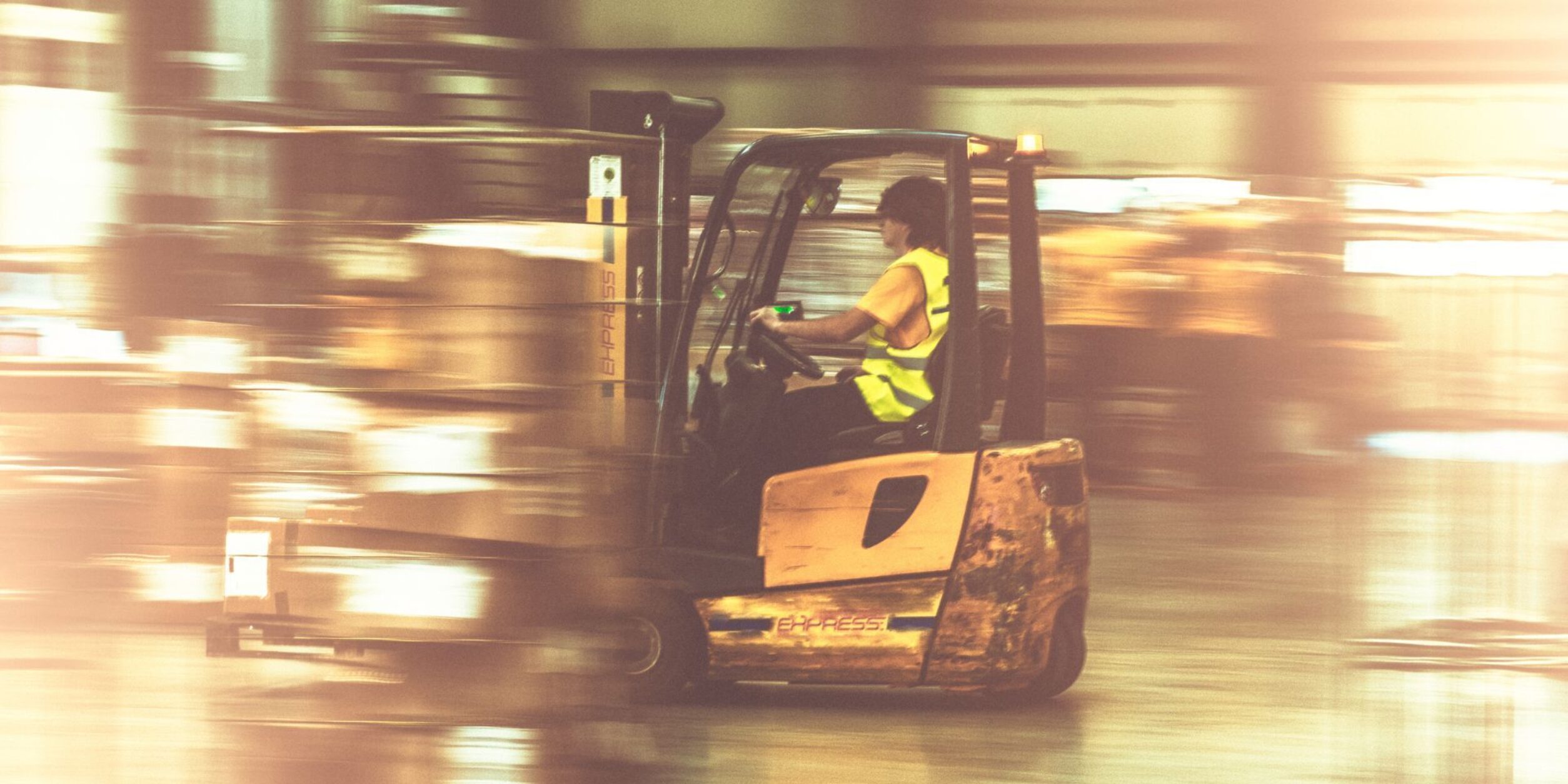 Ein Mann fährt einen Gabelstapler