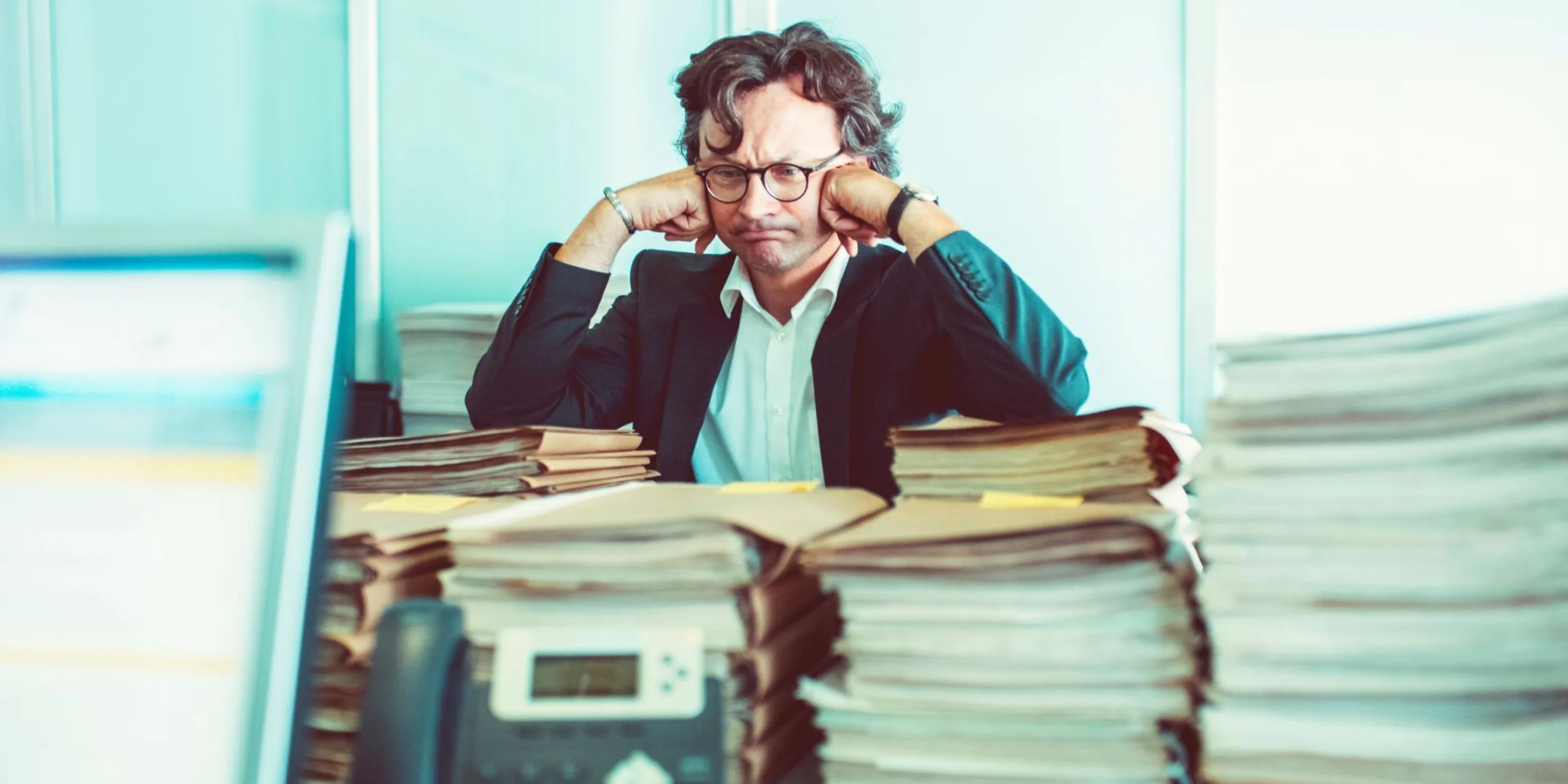 Ein Mann verzweifelt an der Bürokratie