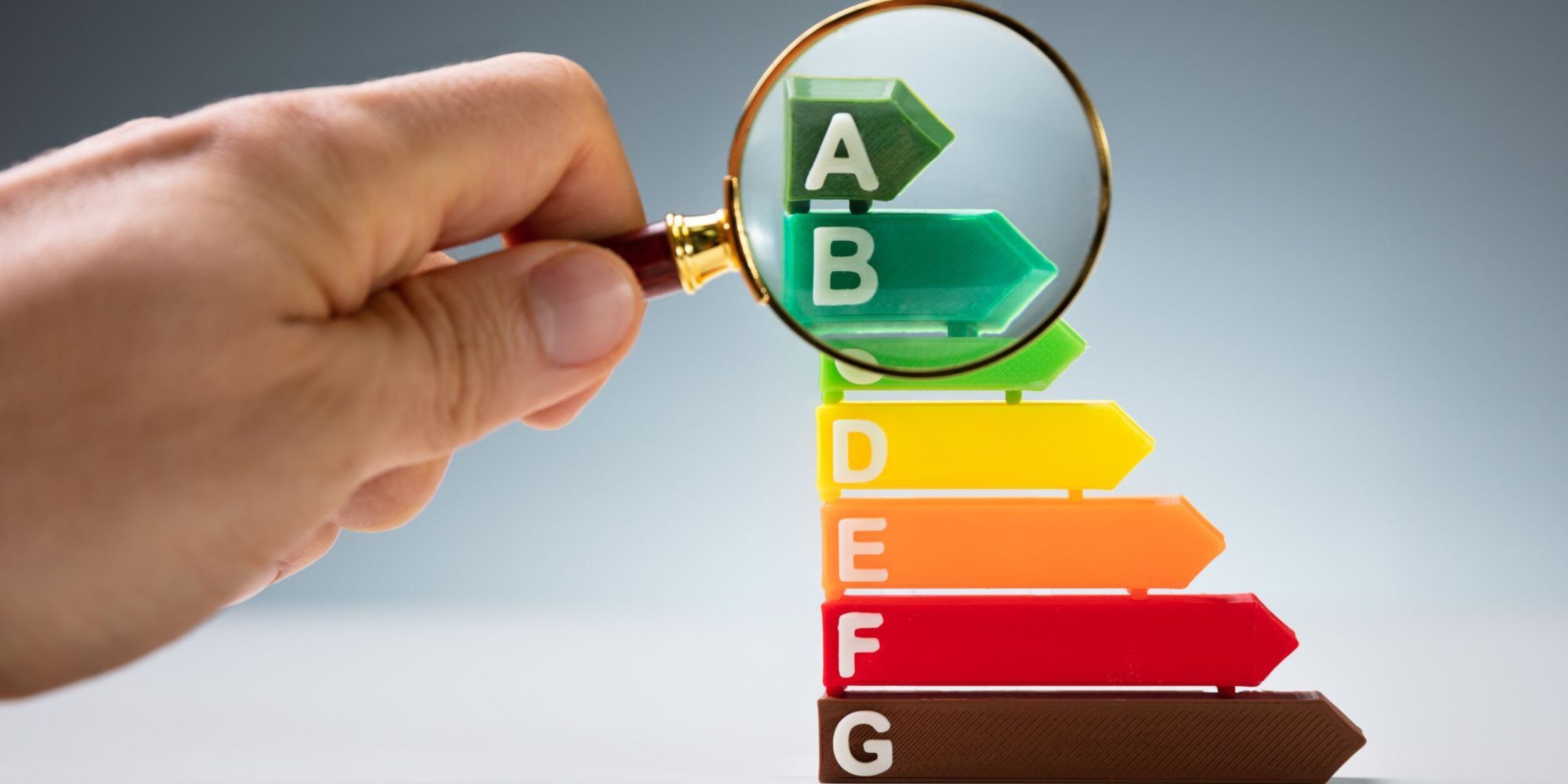 Eine Lupe zoomt auf die Energieklassen A und B