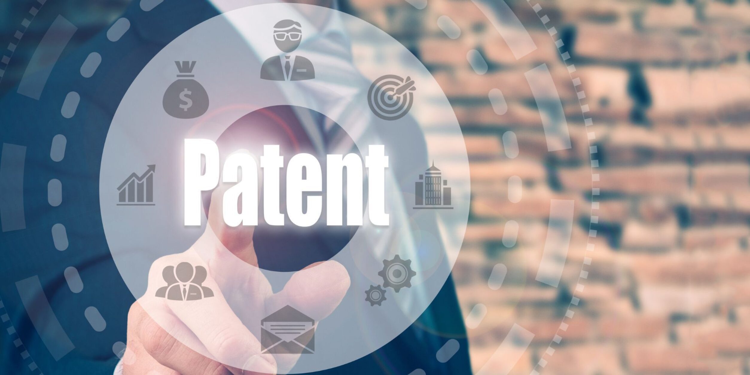 Eine Person tippt eine virtuelle Grafik mit dem Titel "Patent" an.