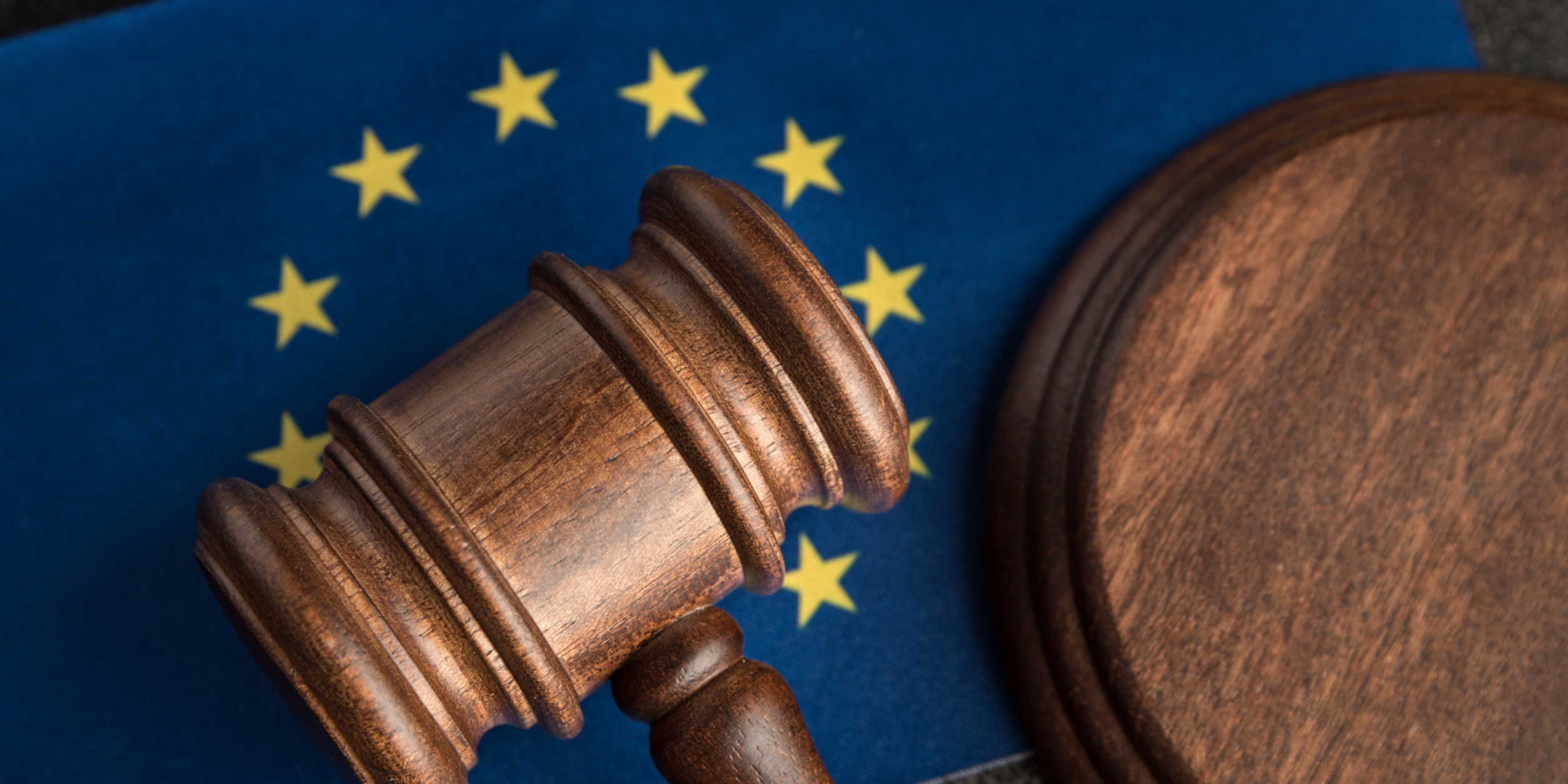 Richterhammer und EU-Sterne