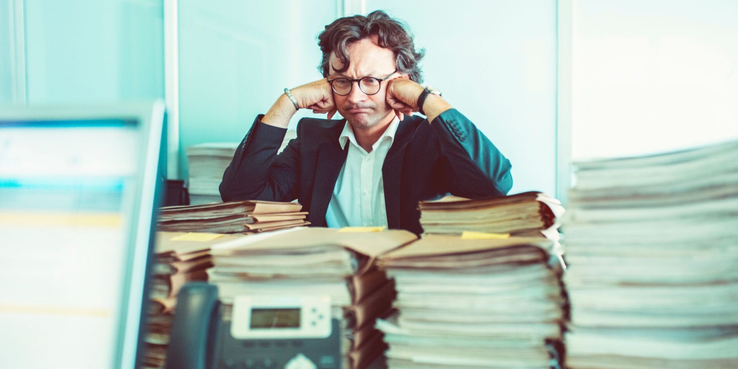 Ein Mann verzweifelt an der Bürokratie