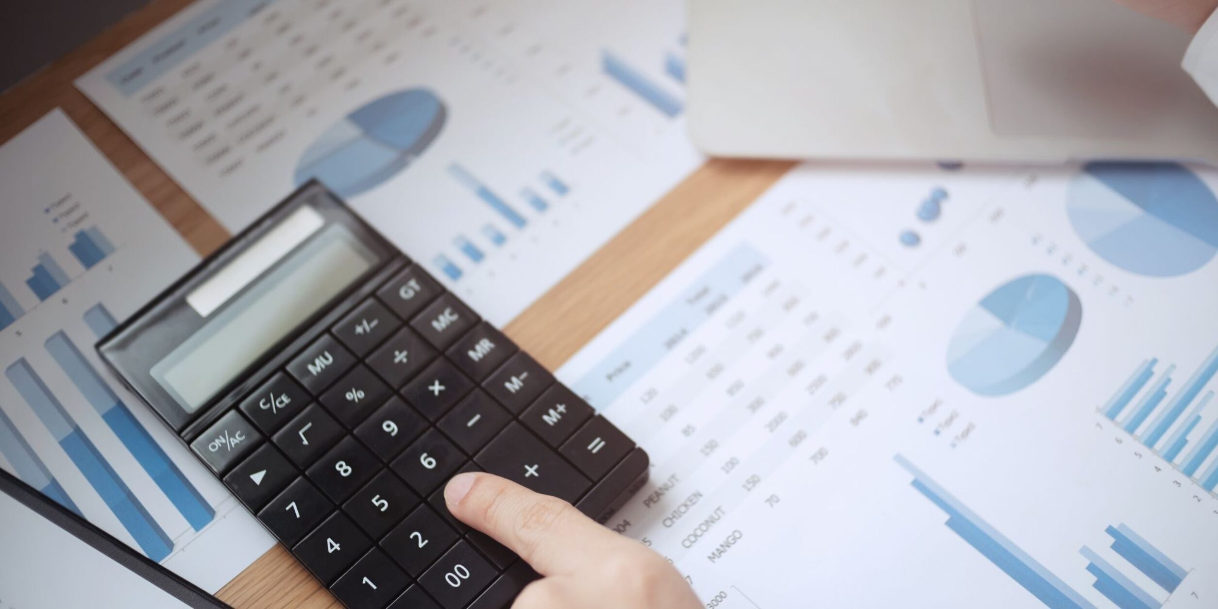 Ein Taschenrechner auf mehreren ausgedruckten Diagrammen