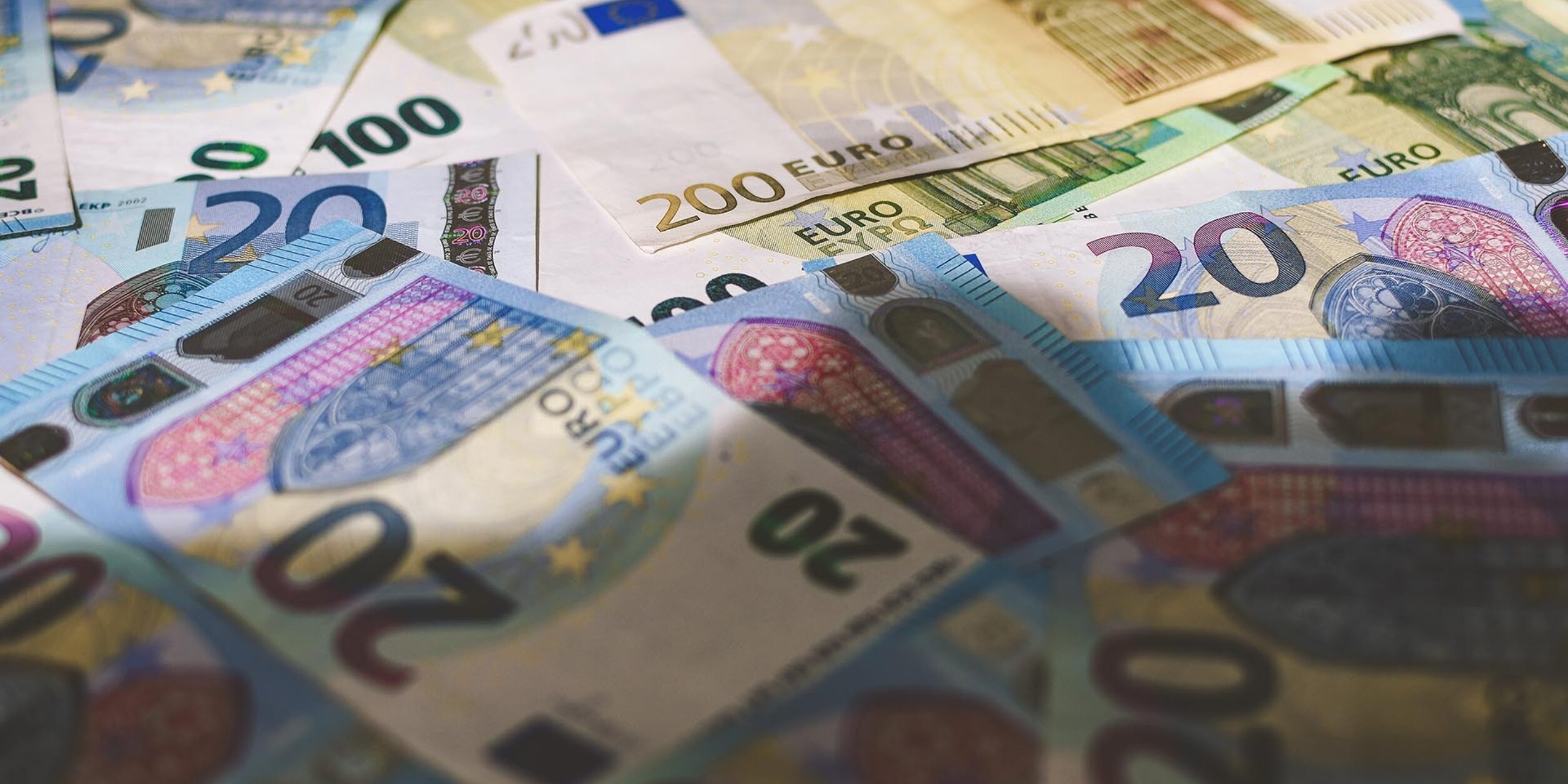 Geldscheine mit Schatten