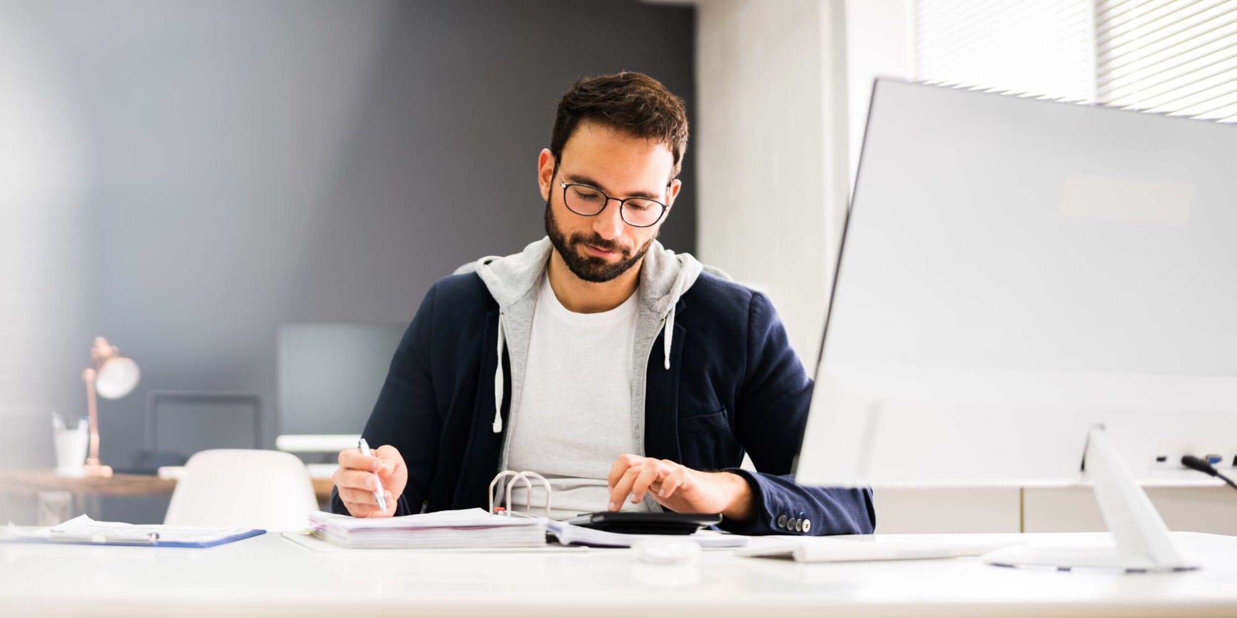 Ein Mann sitzt am Bürotisch