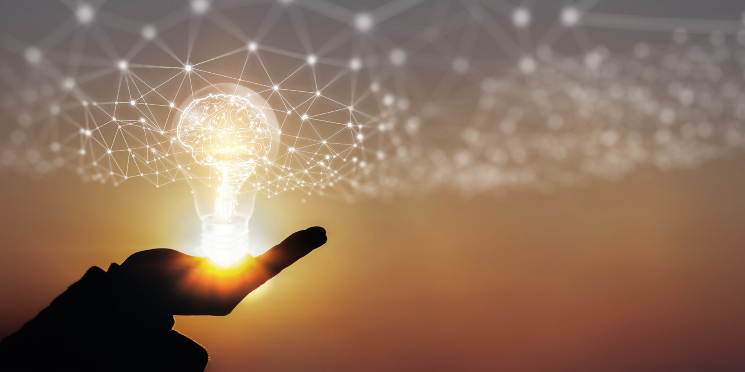 Eine virtuelle Glühbirne in der Hand einer Person