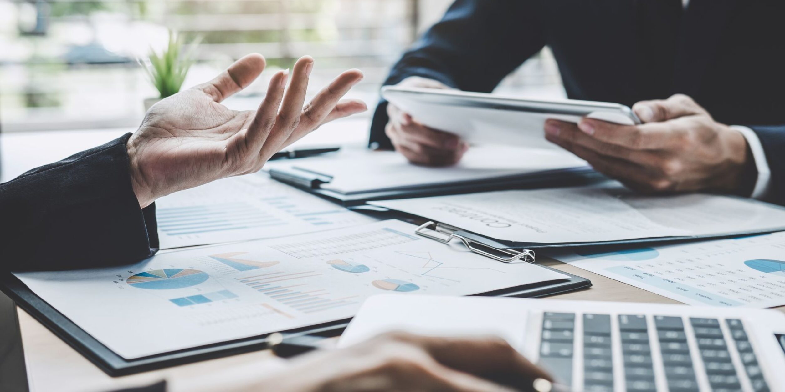 Zwei Männer prüfen die Unterlagen