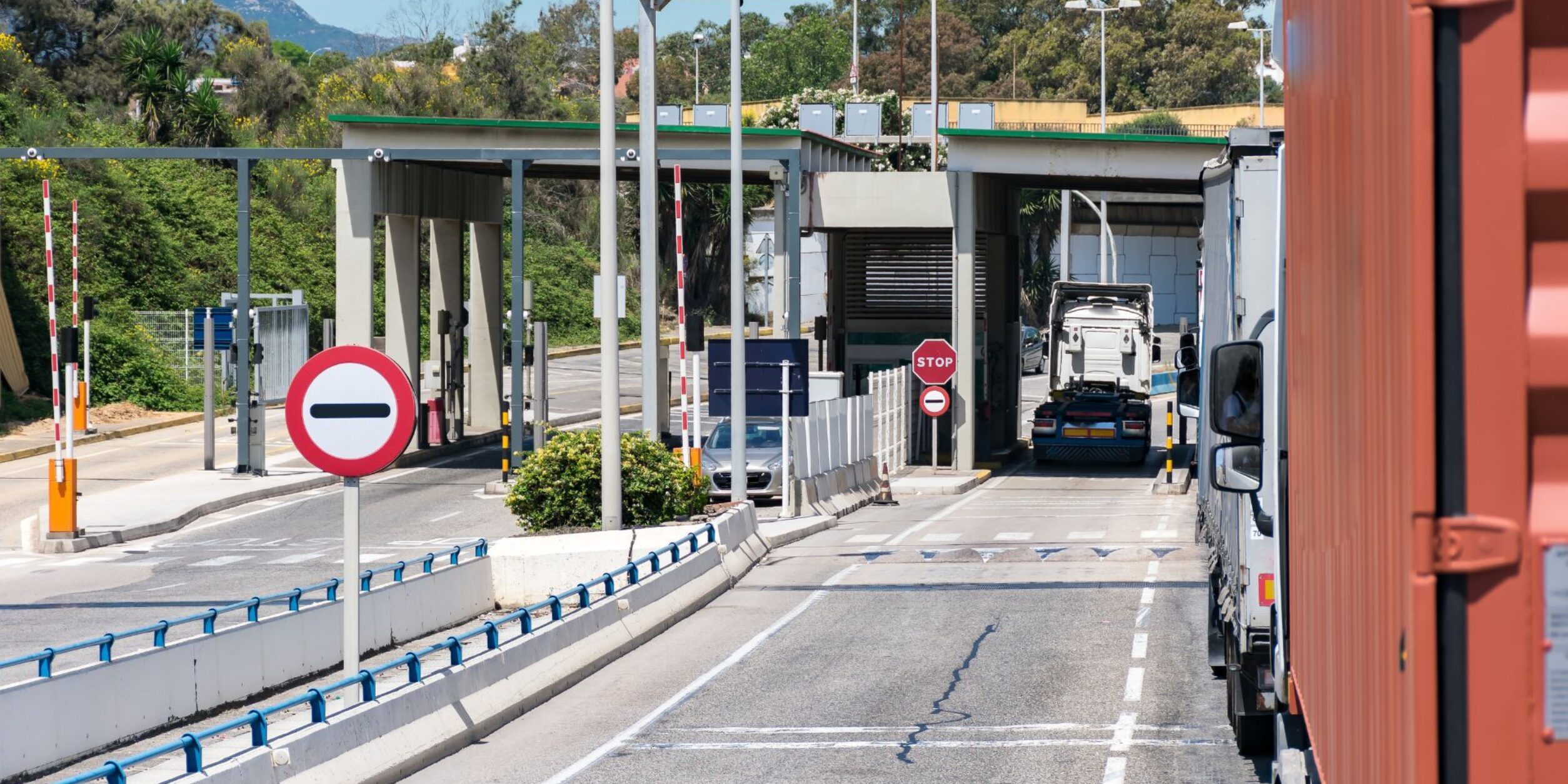 LKW stehen an einem Grenzübergang
